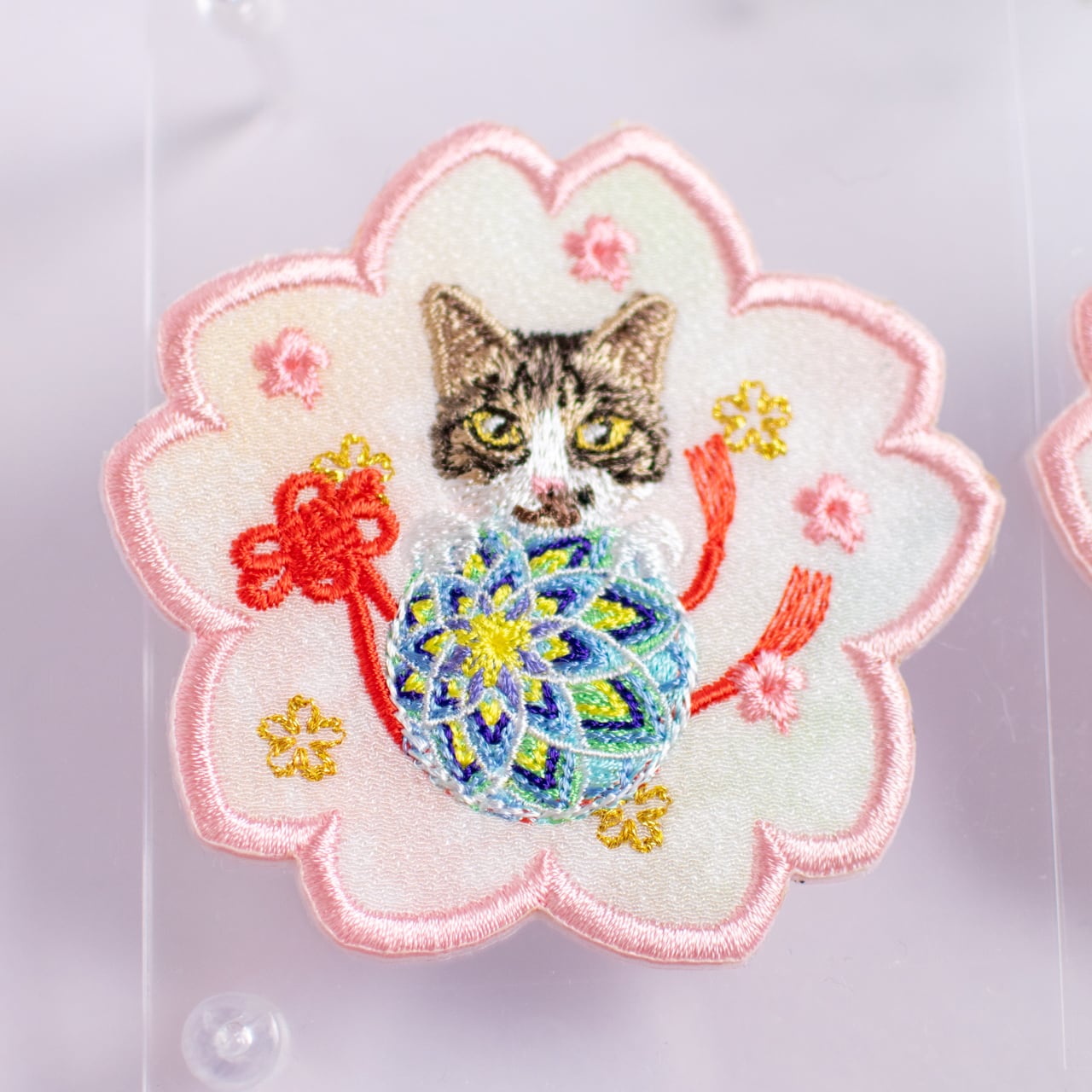 リピート限定】桜と手毬の和柄刺繍バッジ／刺繍シール | コイトネコ