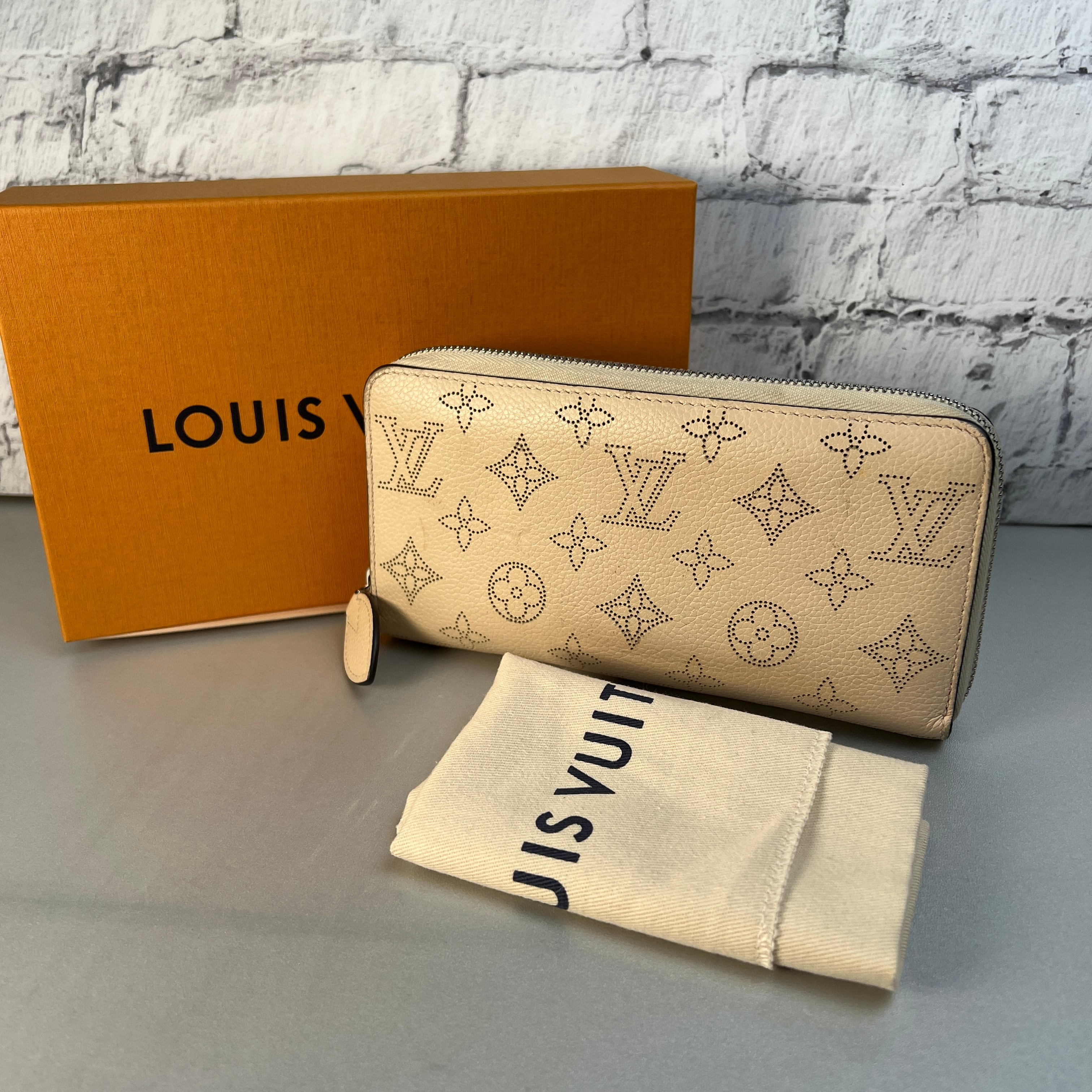 LOUIS VUITTON ルイヴィトン アズール   レザー 長財布 ホワイト A-12185 LOUIS VUITTON ルイヴィトン アズール レザー 長財布 ホワイト A-12185