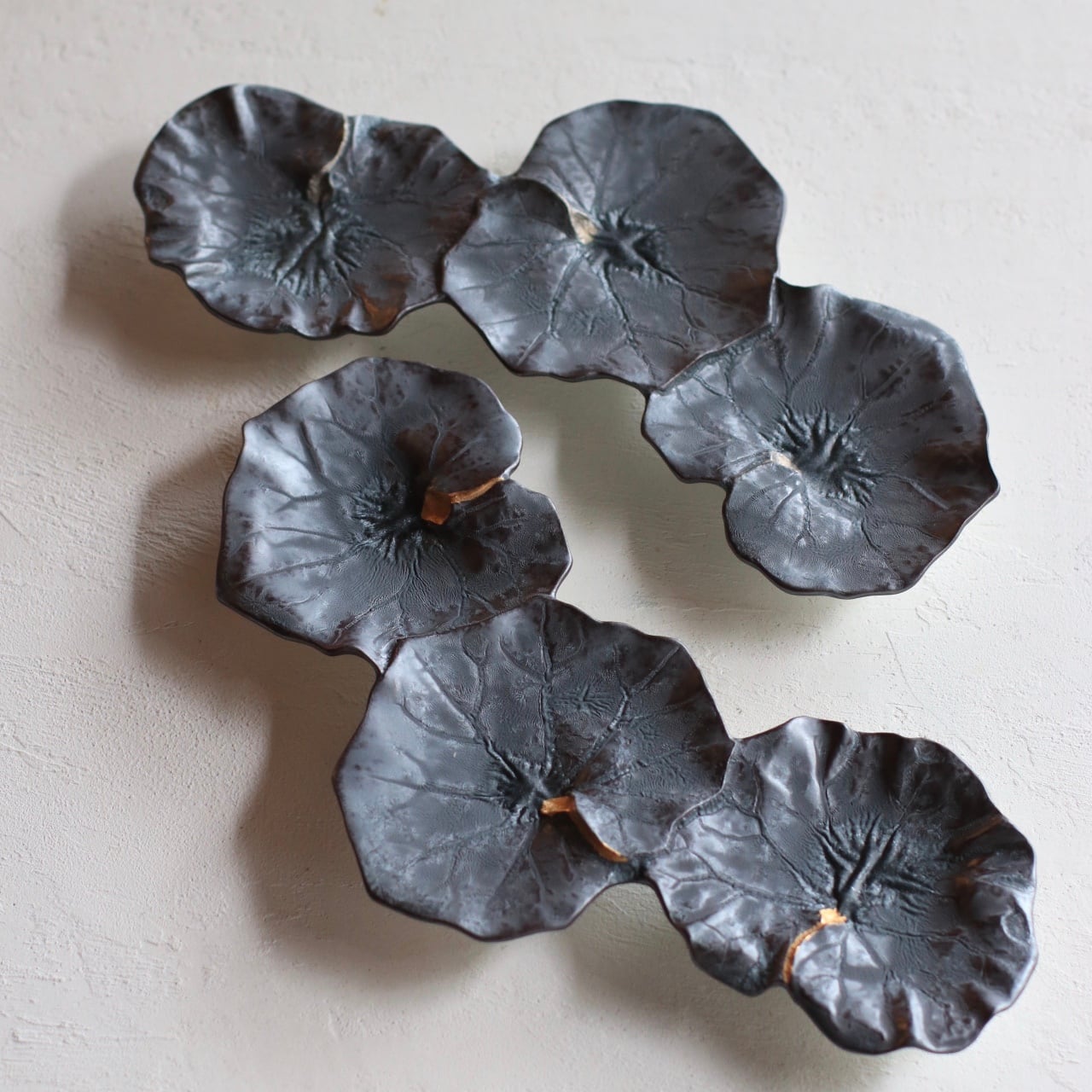 有田焼 つわぶき葉三つ足皿 10客 ※バラ売り・アソート売り可 福泉窯 三連ツワの葉皿 鉄絞り釉 | 芦屋貴兆陶家 online shop