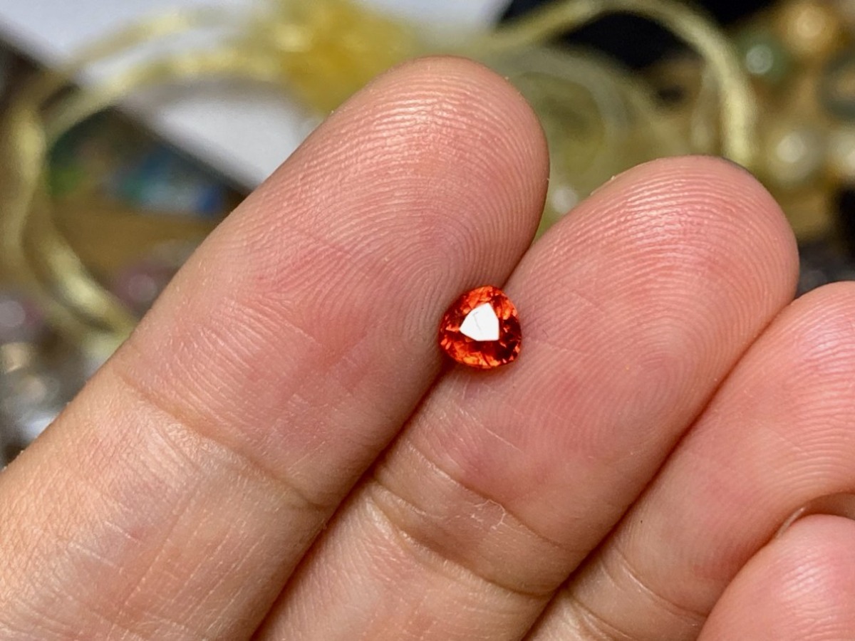 RS8-55 一点物 非加熱 宝石質 鮮やかな金赤色 三角形 スピネル 