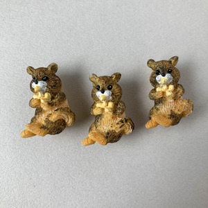 木の実を頬張るリスのUKボタン（28mm）