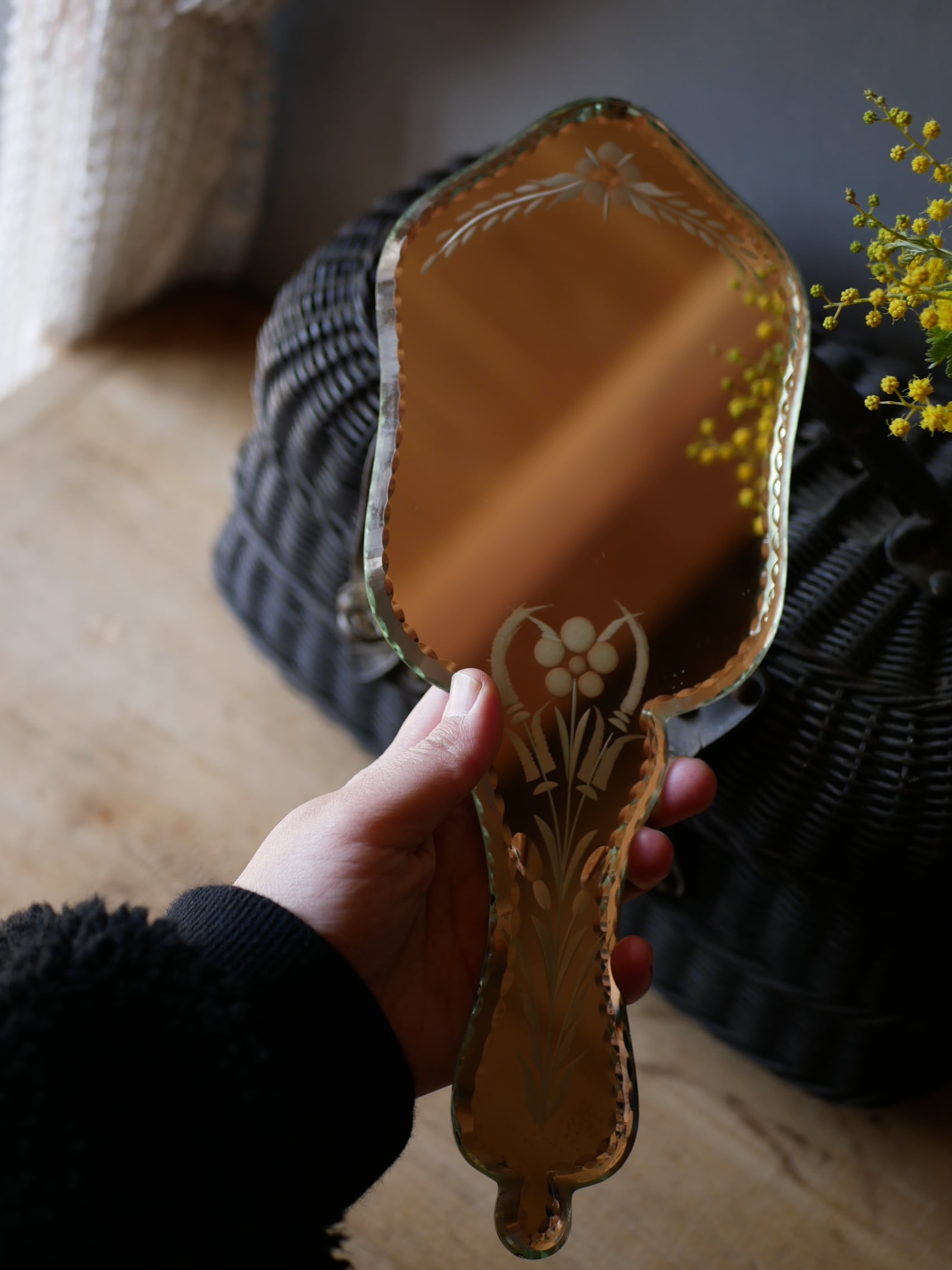 面取りガラス 手鏡 ミラー フランスヴィンテージ アンティークのある