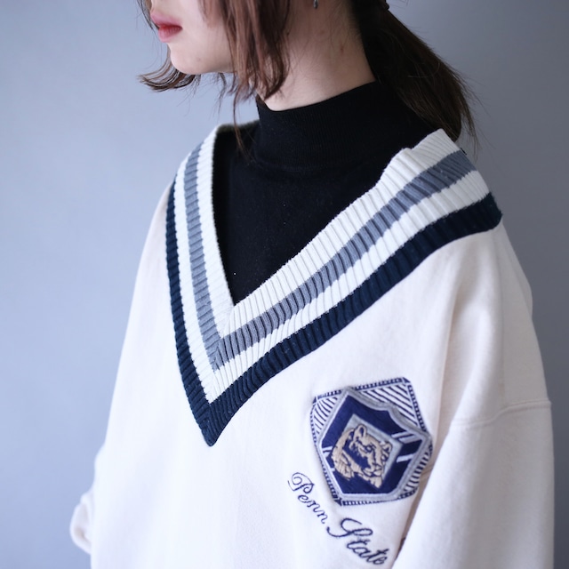 "刺繍" logo design over silhouette v-neck tilden sweatshirt