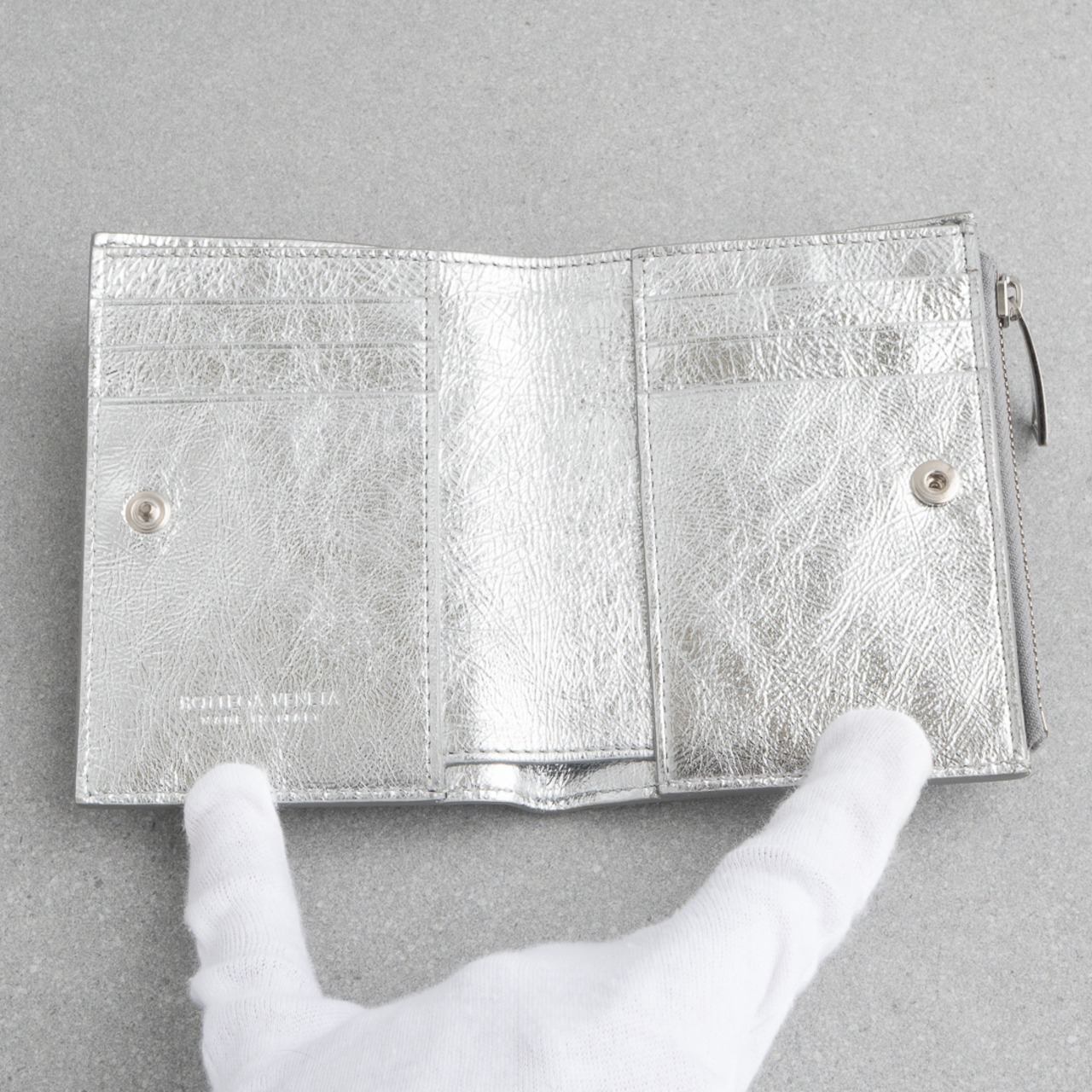 ボッテガヴェネタ 二つ折り財布 シルバー レザー AW24