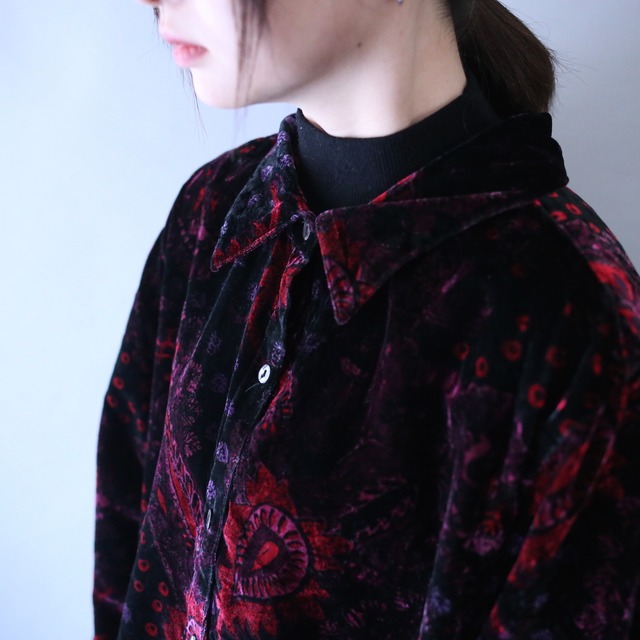 arabesque pattern over silhouette beautiful velours shirt