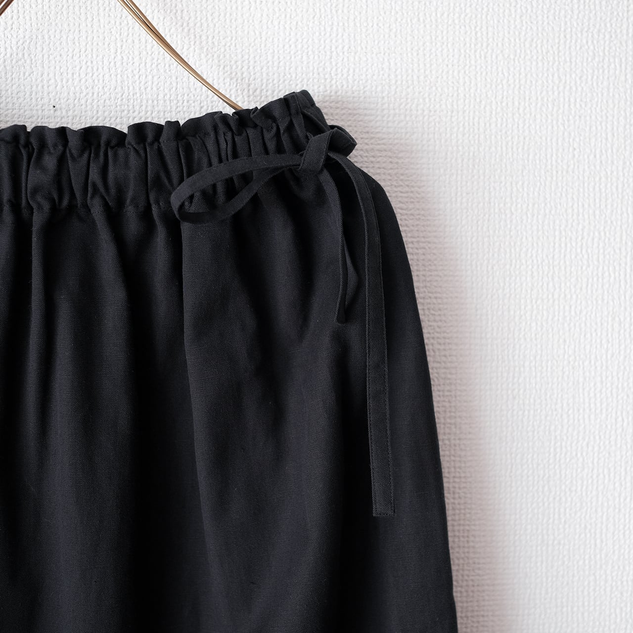 one side slit long skirt／cotton linen〈black〉 | SALUÉ