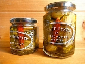 【 Smoked Oyster in 燻製オリーブオイル漬け Large size 】※　製造・販売は冬季(2月)のみ 広島産の大粒の牡蠣（2Lサイズ）を3時間スモークし、カントリーJam自慢の燻製オリーブオイルに漬け込んだ贅沢なコラボ商品です。そのままオードブルとして、またお料理には燻製オイスターのパスタとしてお楽しみ下さい。レシピシート付き