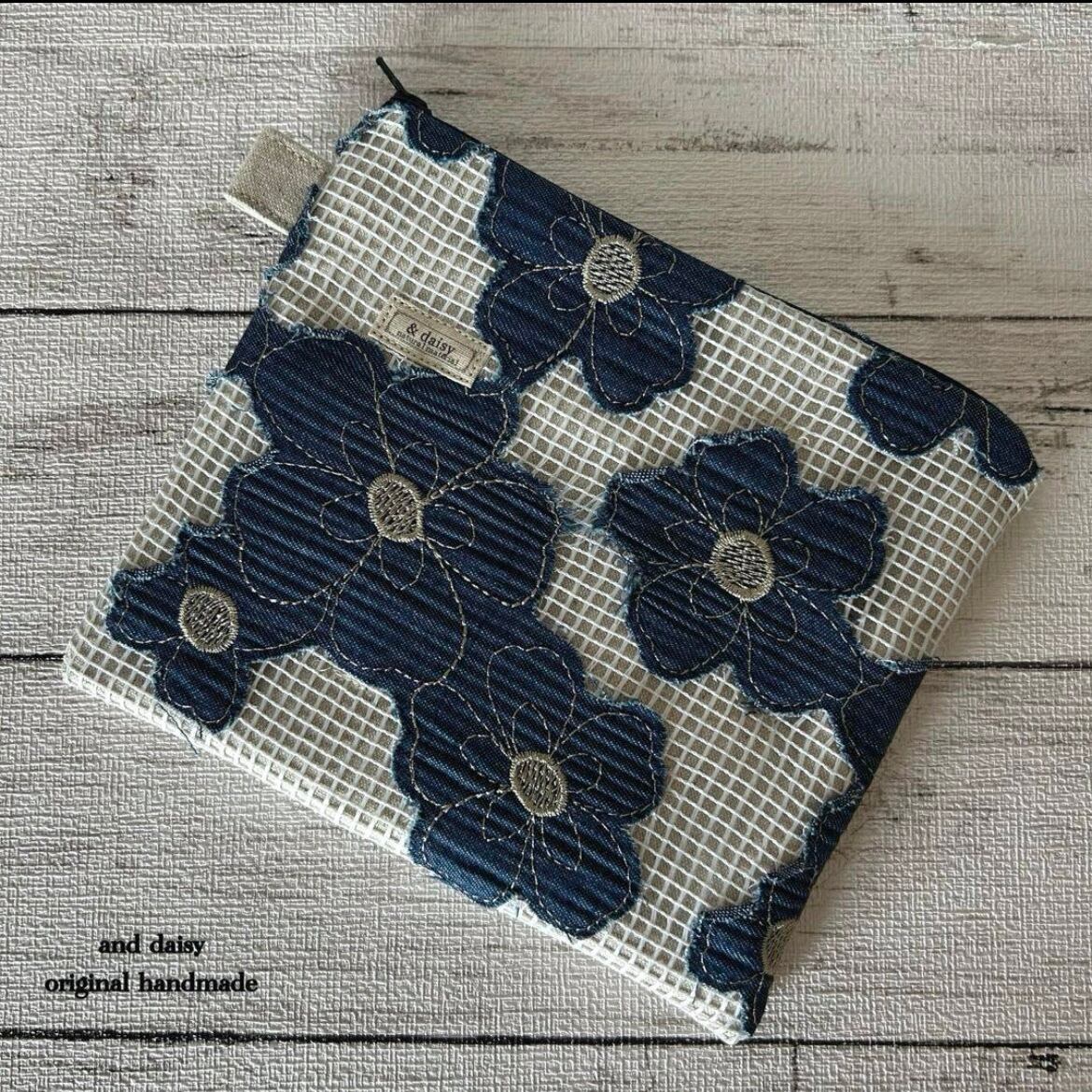 ハンドメイド**デニム花柄刺繍のナチュラルポーチ**&daisy | ＆daisy