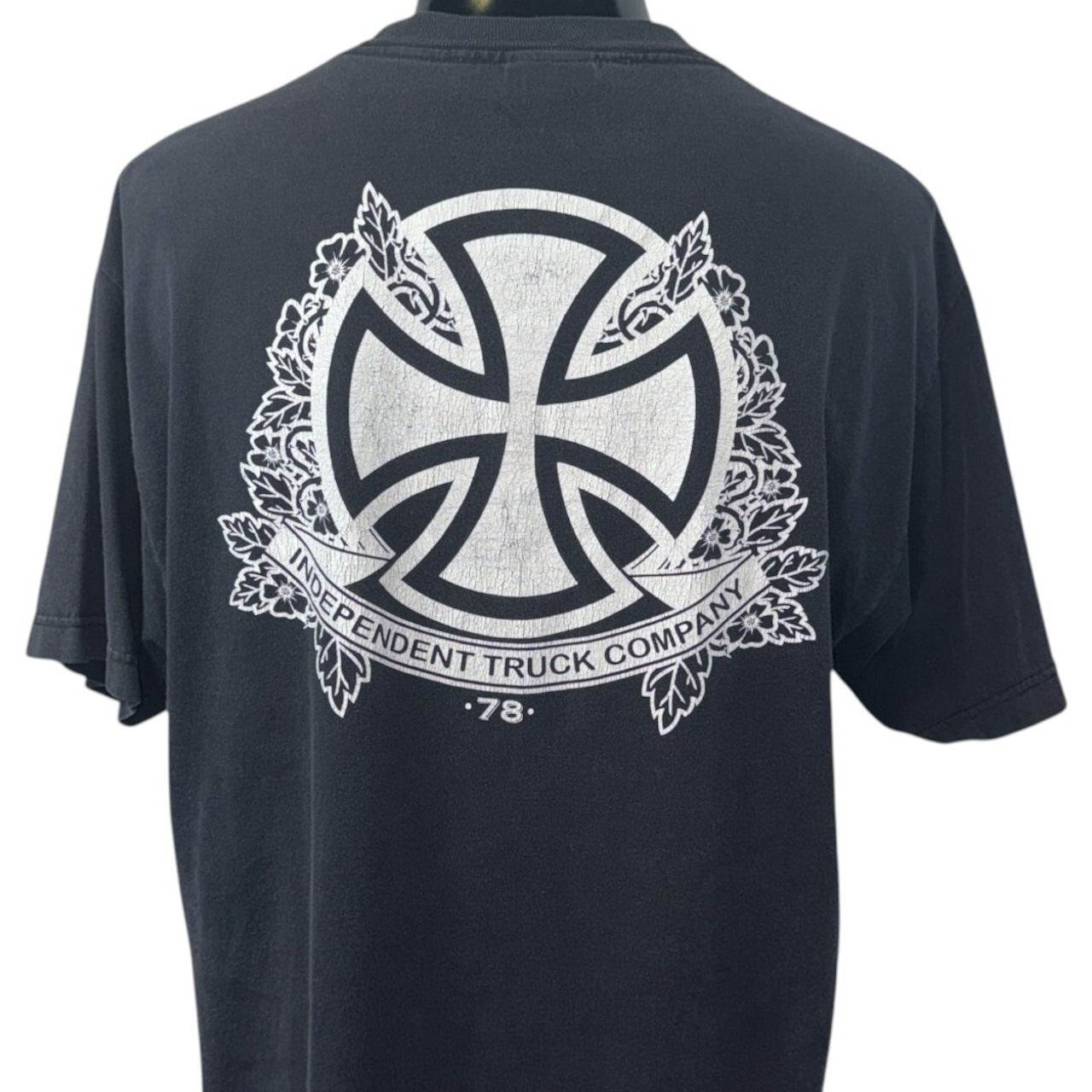 【INDEPENDENT】インディペンデント "Aces High" アイアンクロス フェードブラック Tシャツ