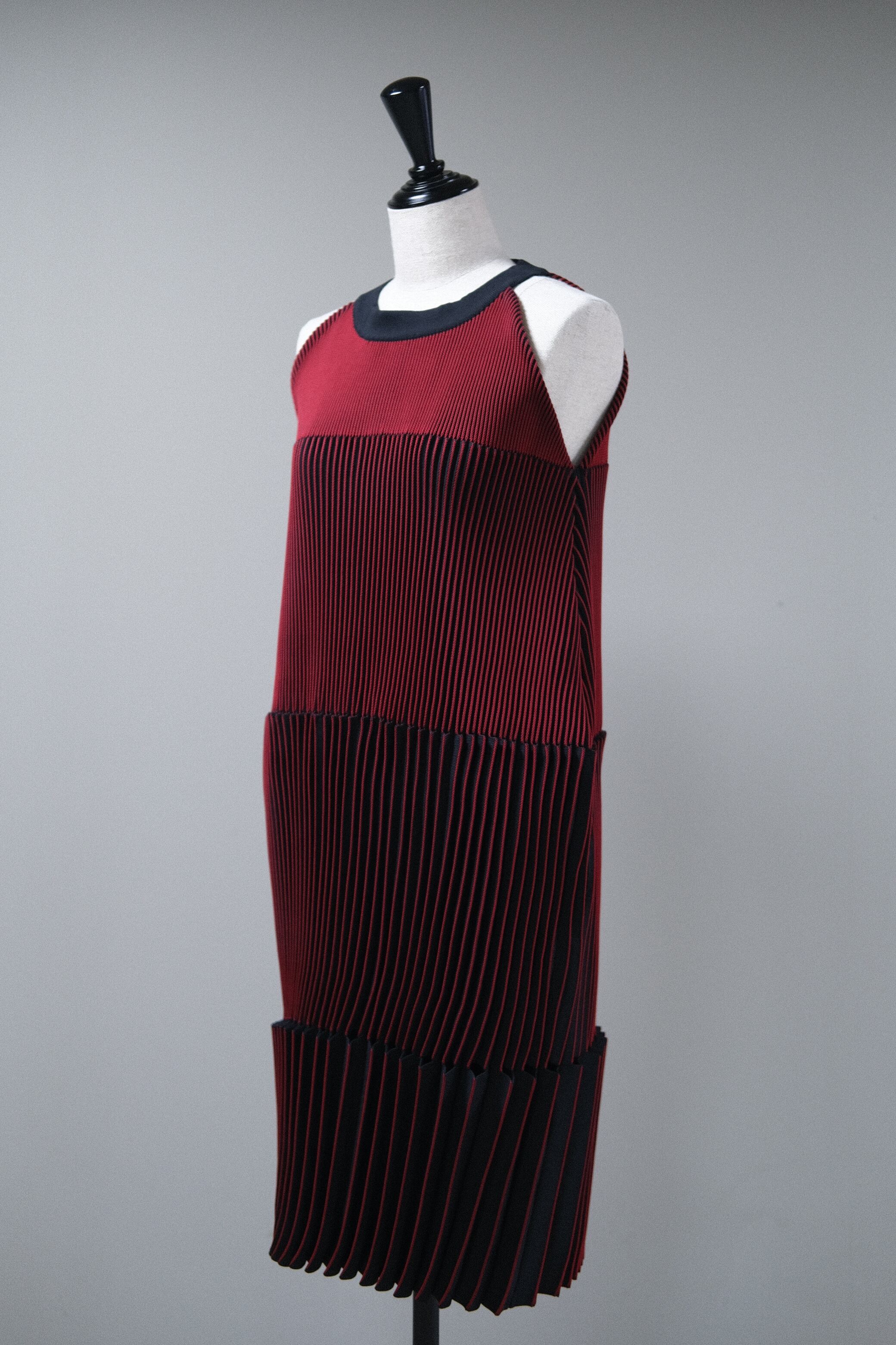 CFCL】 ACCORDION SLEEVELESS MINI DRESS -maroon red multi- | loop