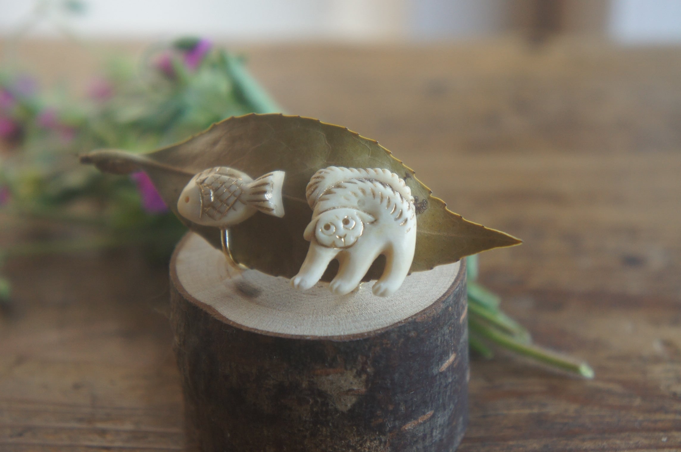 鹿角彫刻「やんのか猫とお魚」イヤリング(左右セット)【2】