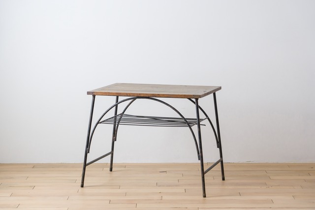 アーチ型な鉄脚のテーブル