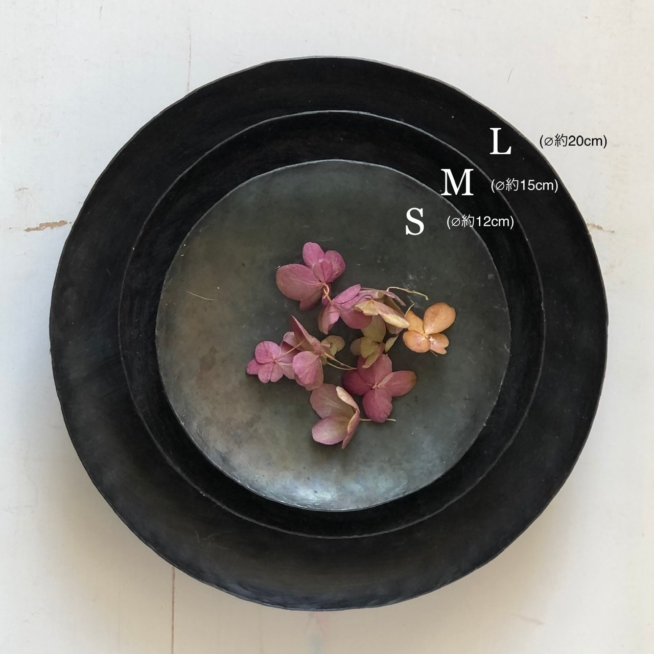黒鉄のお皿 底台付 L 直径20cm