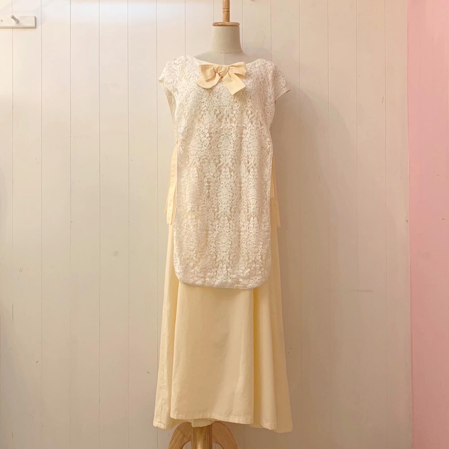 original : landmark jumper skirt / cream × white