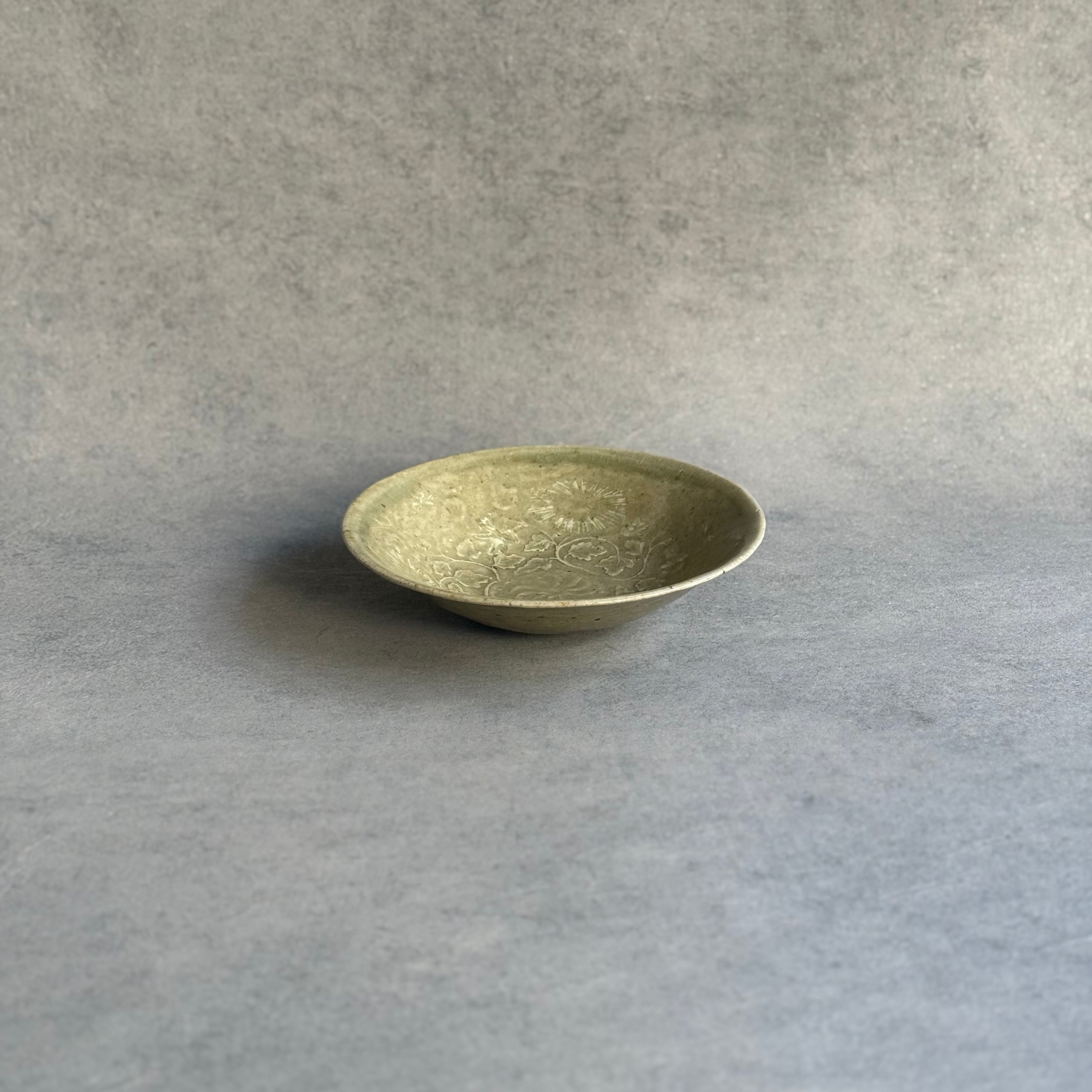 日高伸治  青磁  印花象嵌菊文碗