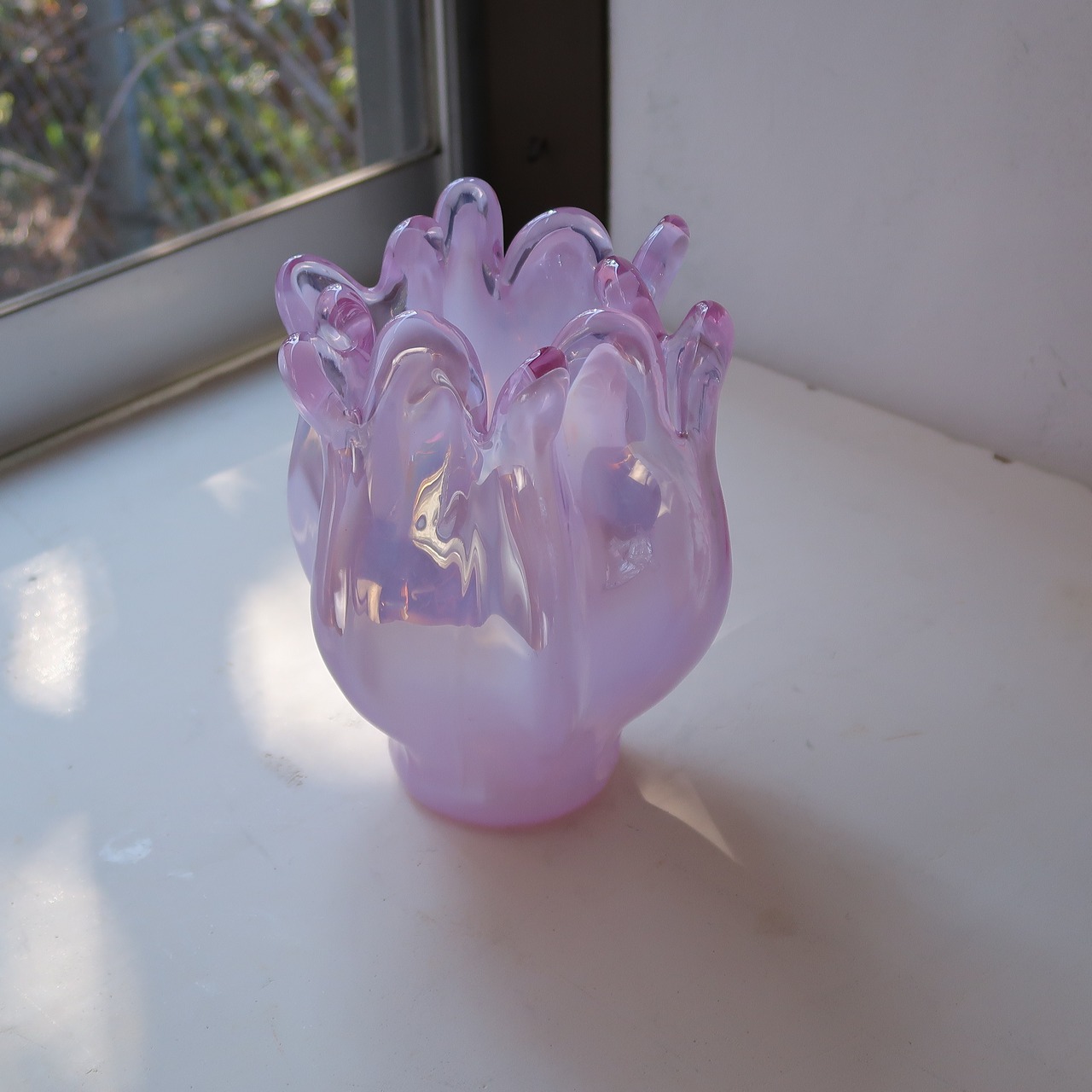 パープルのひらひら花瓶