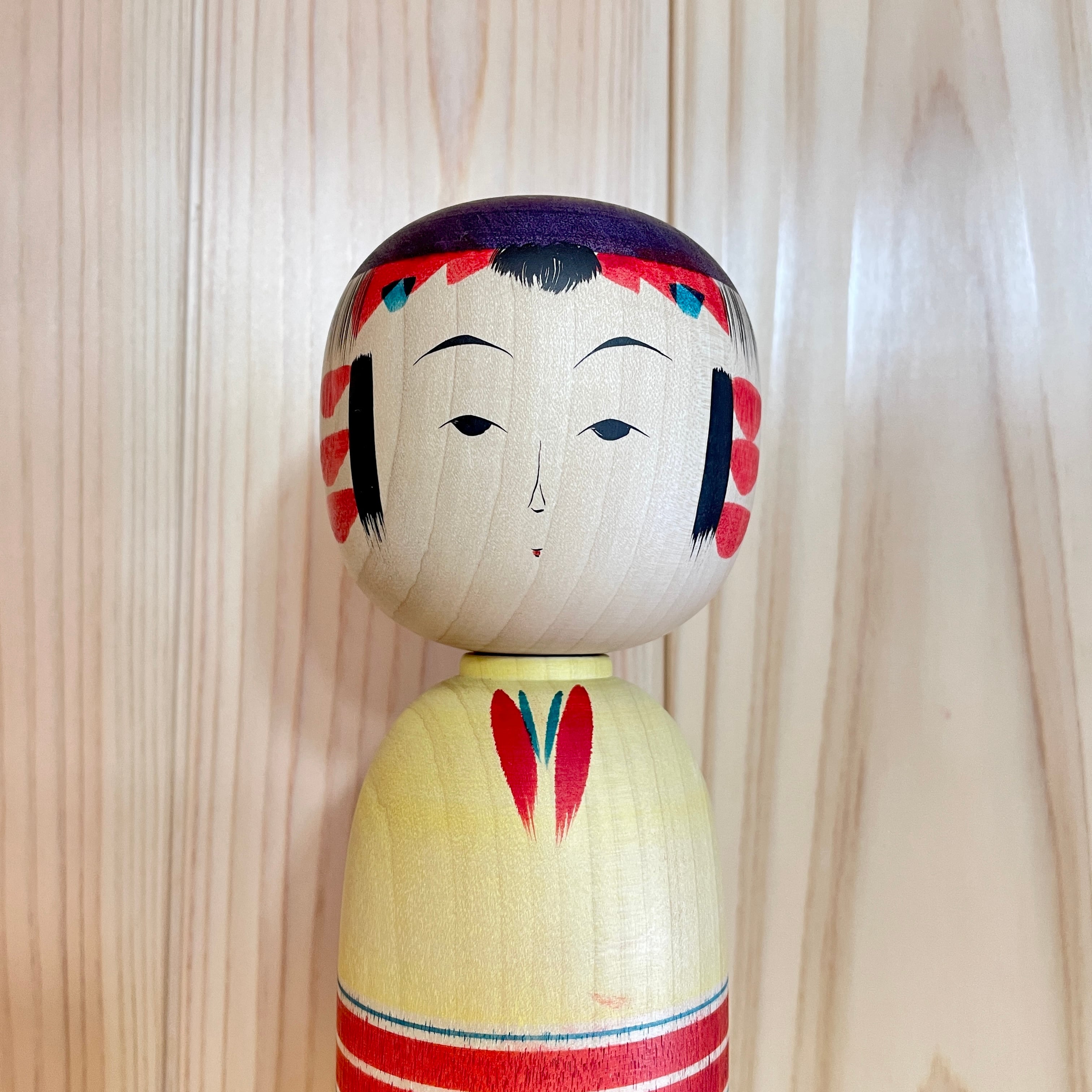 新山民夫工人：弥治郎系】こけし 黄着物 紫・赤・帯：8.5寸 25.5cm