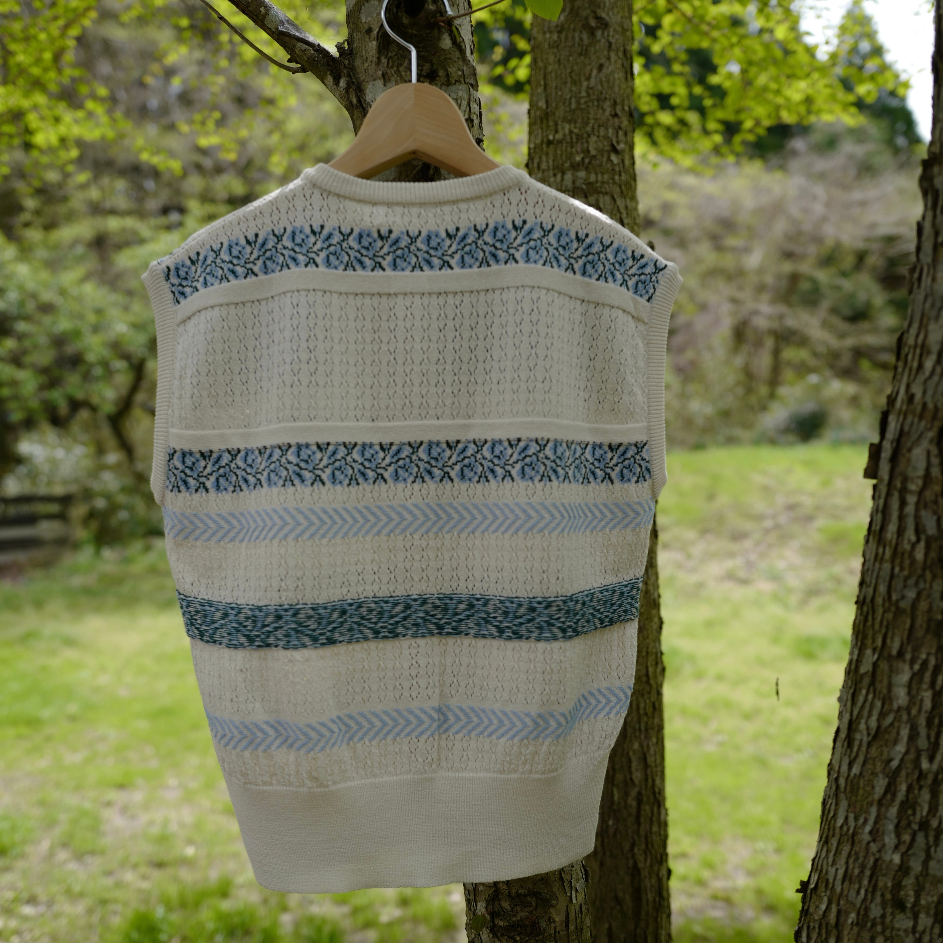 ASEEDONCLÖUD │ flower jacquard knit vest（off white, black