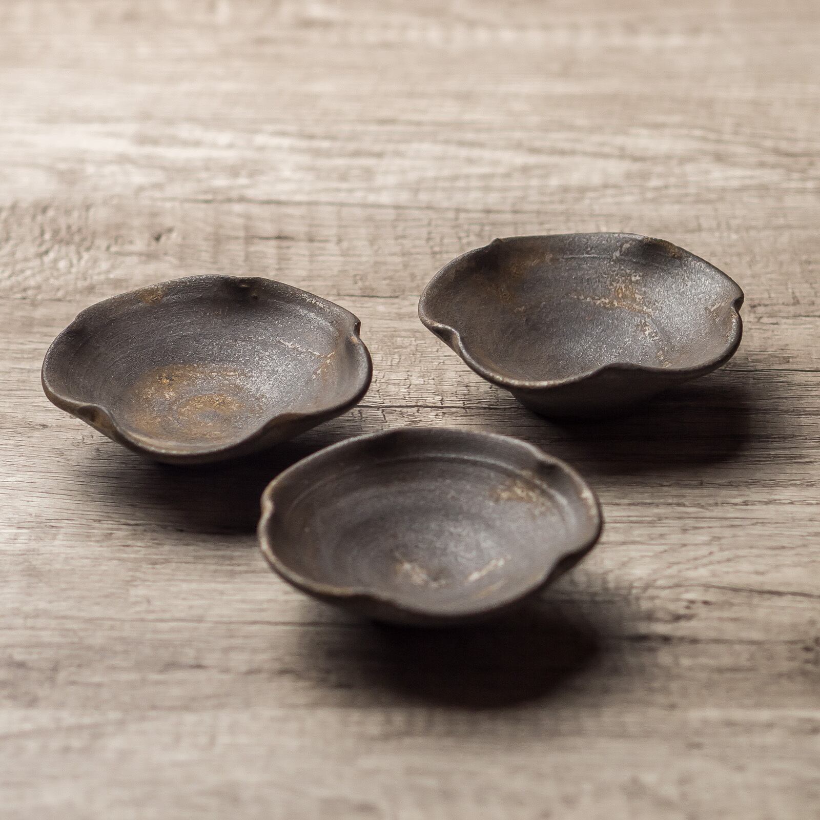 鉄錆 梅小皿（銘々皿）／吉永哲子 | 手作りの器・食器のセレクト