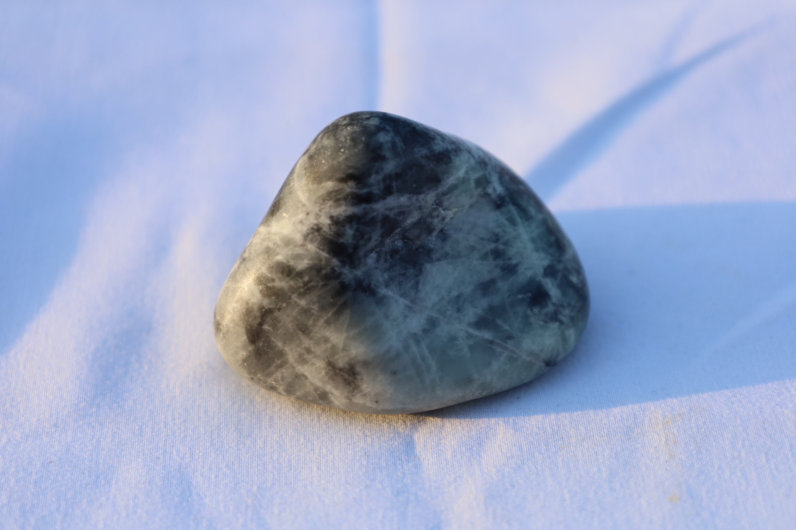 糸魚川翡翠原石61ひすいヒスイ硬玉ジェダイト商品コード：IJ2409070006