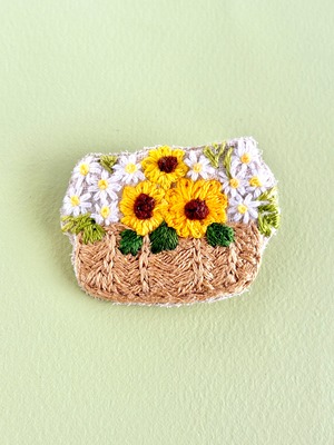 【ひまわり・白小花】花かご刺繍ブローチ