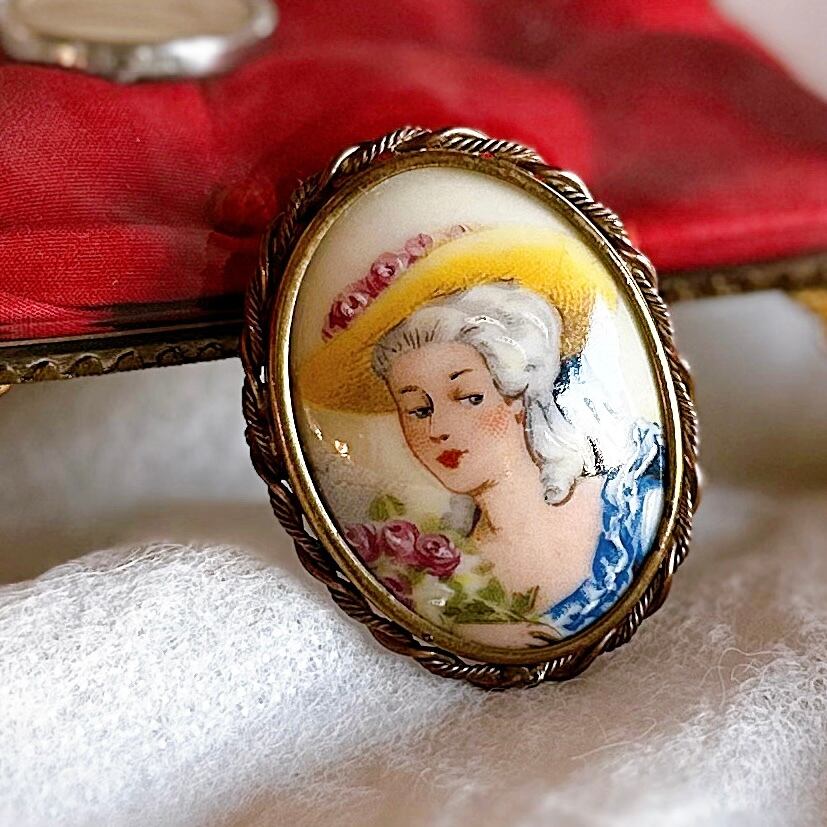 Limoges リモージュ 貴婦人のポートレートブローチ（フランス） | ぽわ