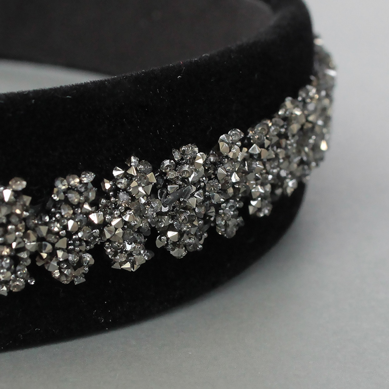 【ネコポス便】カチューシャ 大人 ブラック ベロア ビジュー キラキラ 幅広 ヘアアクセサリー 2549