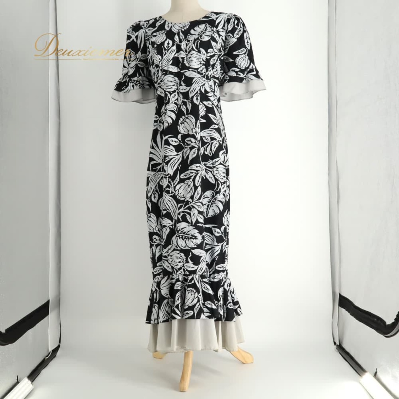 フラダンス 衣装 T&L MUUMUU FACTORY ムームーファクトリー ワンピース ドレス ブラック系 花柄 植物柄 ハワイアンプリント ハワイアン アロハ フラ ダンス レッスン 練習 黒 灰色 白 グレイ系 ホワイト系 ハワイアンダンス フリル モノトーン かわいい おしゃれ 上品 大人っぽい ハワイ製