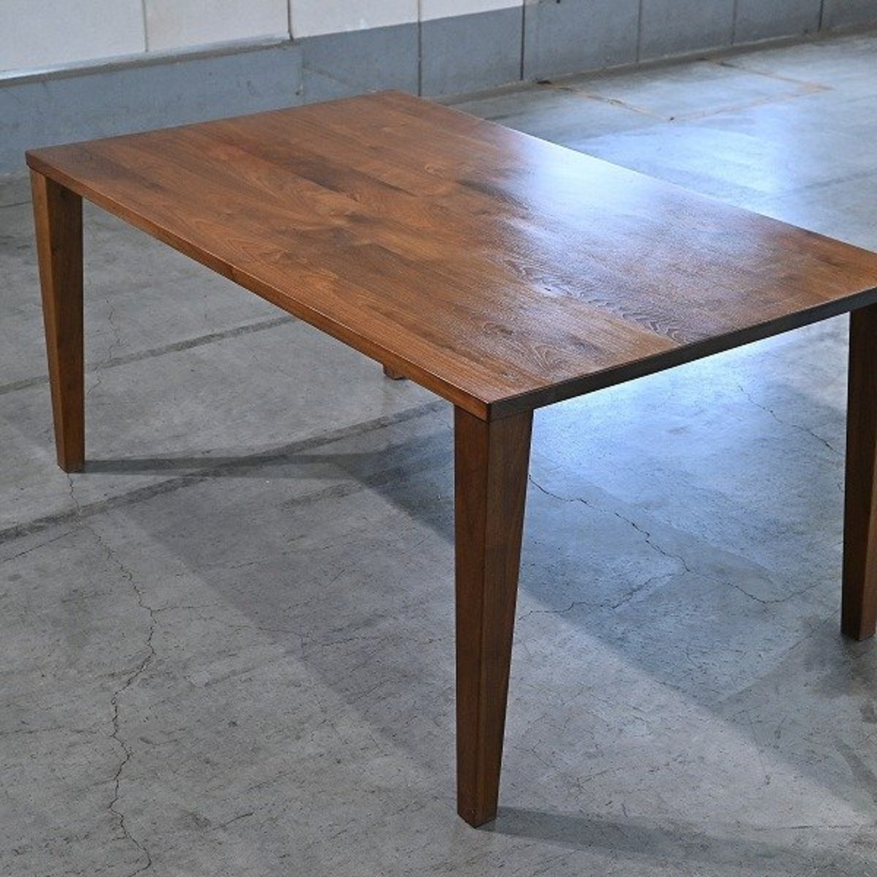 Shirakawa 28万「PLATZ/プラッツ」ダイニングテーブル ウォールナット材 飛騨家具 テーパードレッグ リビング 店舗 カフェ ホテル シラカワ【中古家具/中古インテリア/USED家具ユーズド家具/リサイクル】
