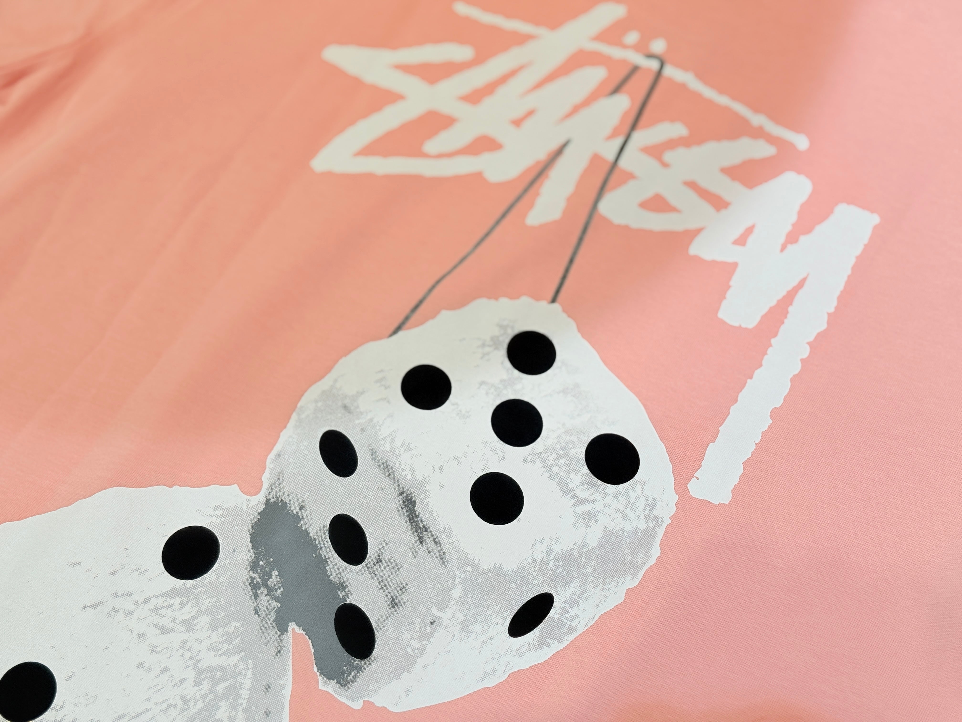 STUSSY】海外限定 FUZZY DICE TEE PINK | DRYGOODS COMFORT
