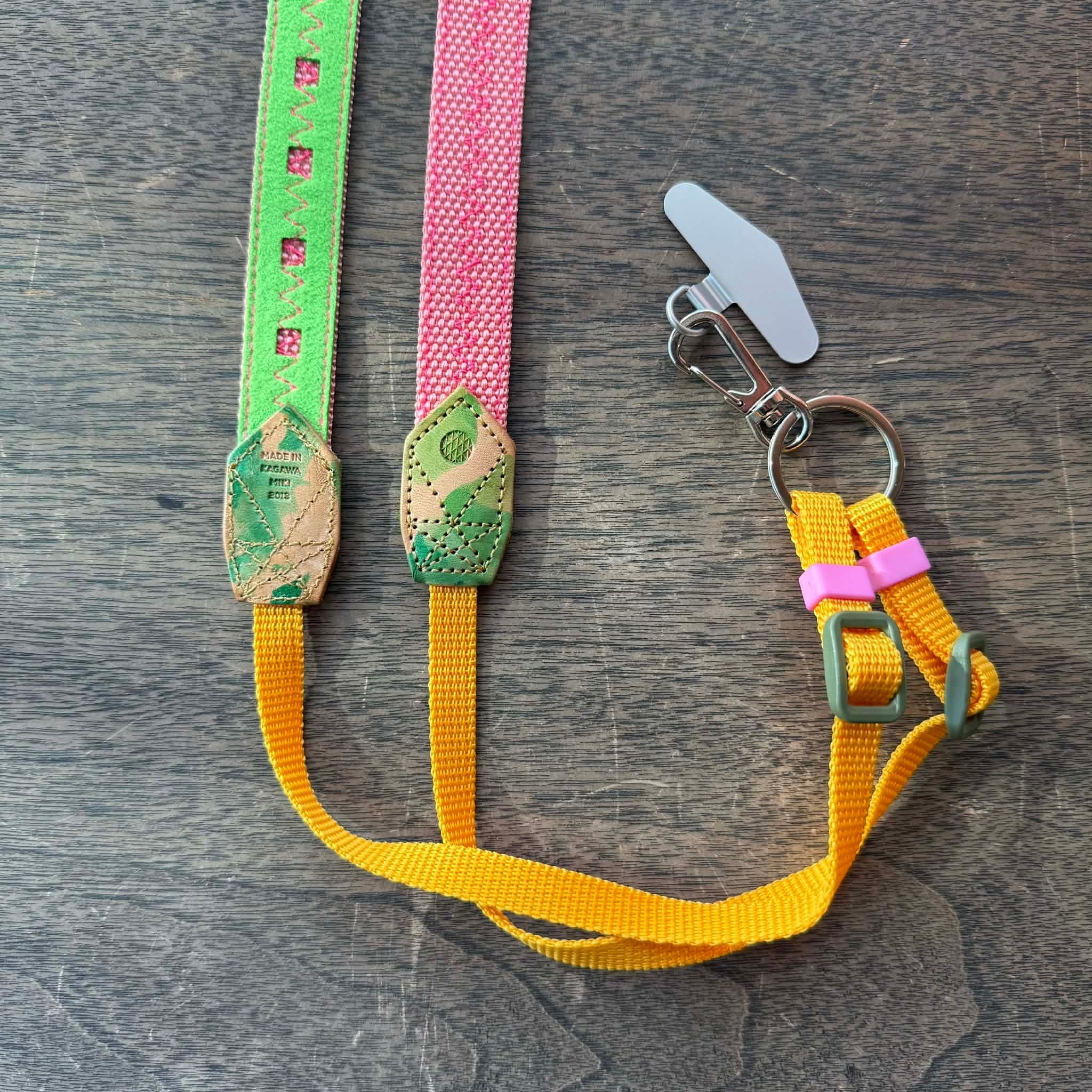 20mmカメラストラップ（スマホ金具つき）サーモンピンク裏地蛍光