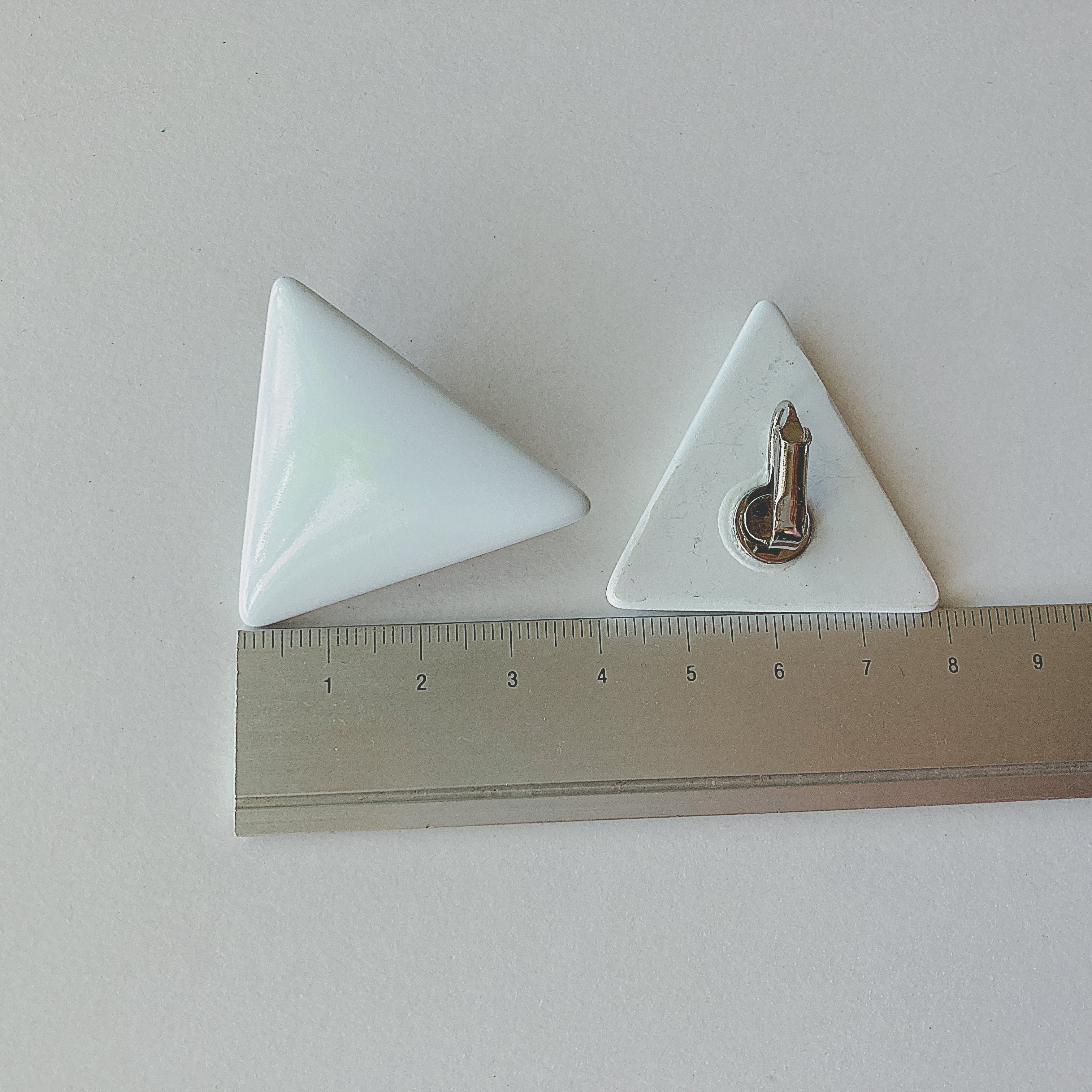 Vintage white plastic triangle earrings ヴィンテージ ホワイト