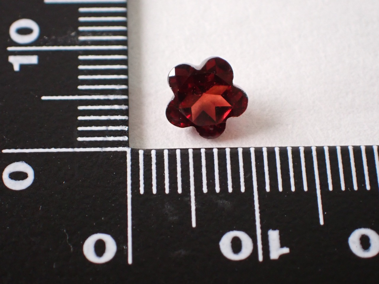 ガーネット（フラワーカット）　1.39ct　[C13‐134]