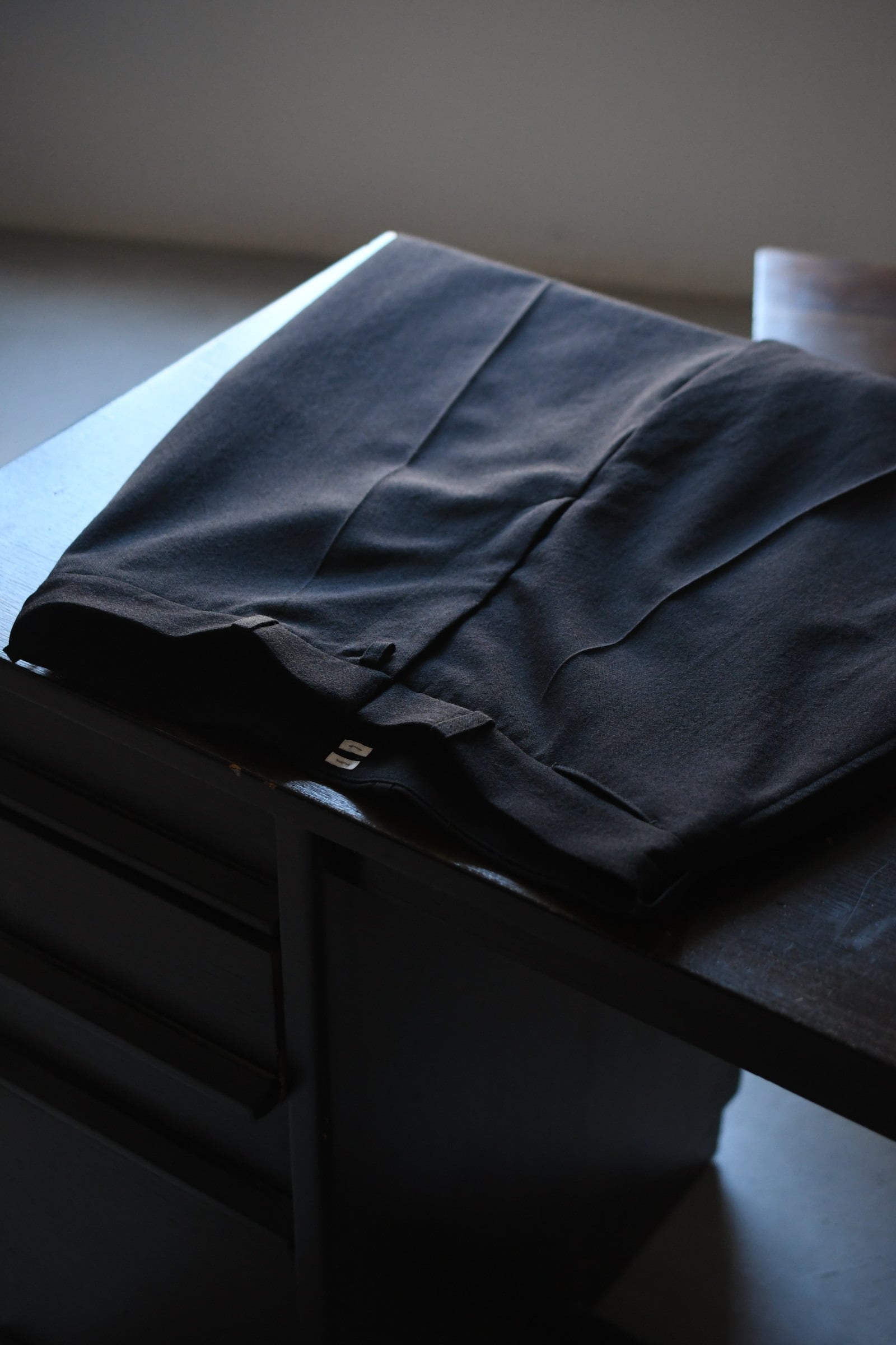 blurhms / Wool Gabardine Trousers (BlackNavy) | nariwai