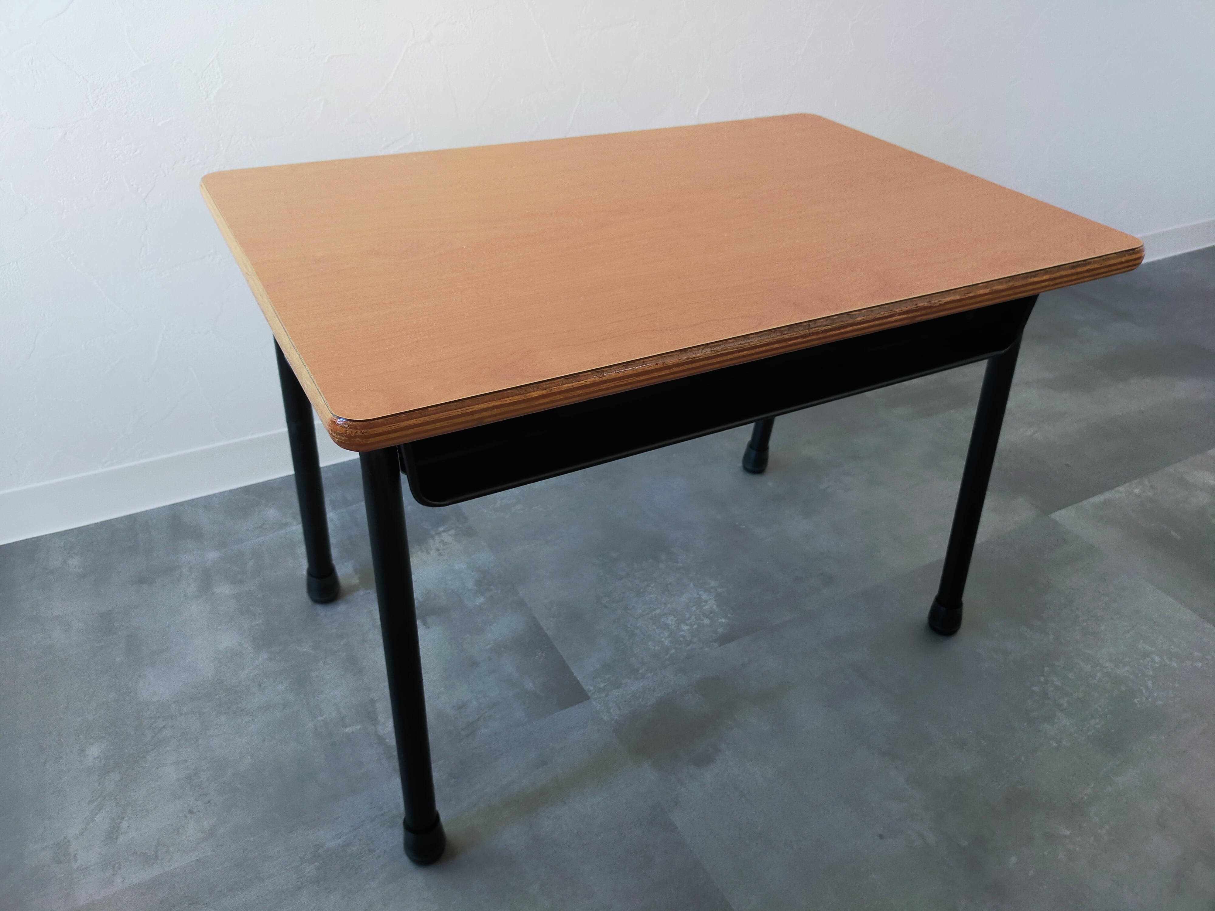 あの頃にタイムスリップ？懐かしさ溢れるローテーブル（学校机