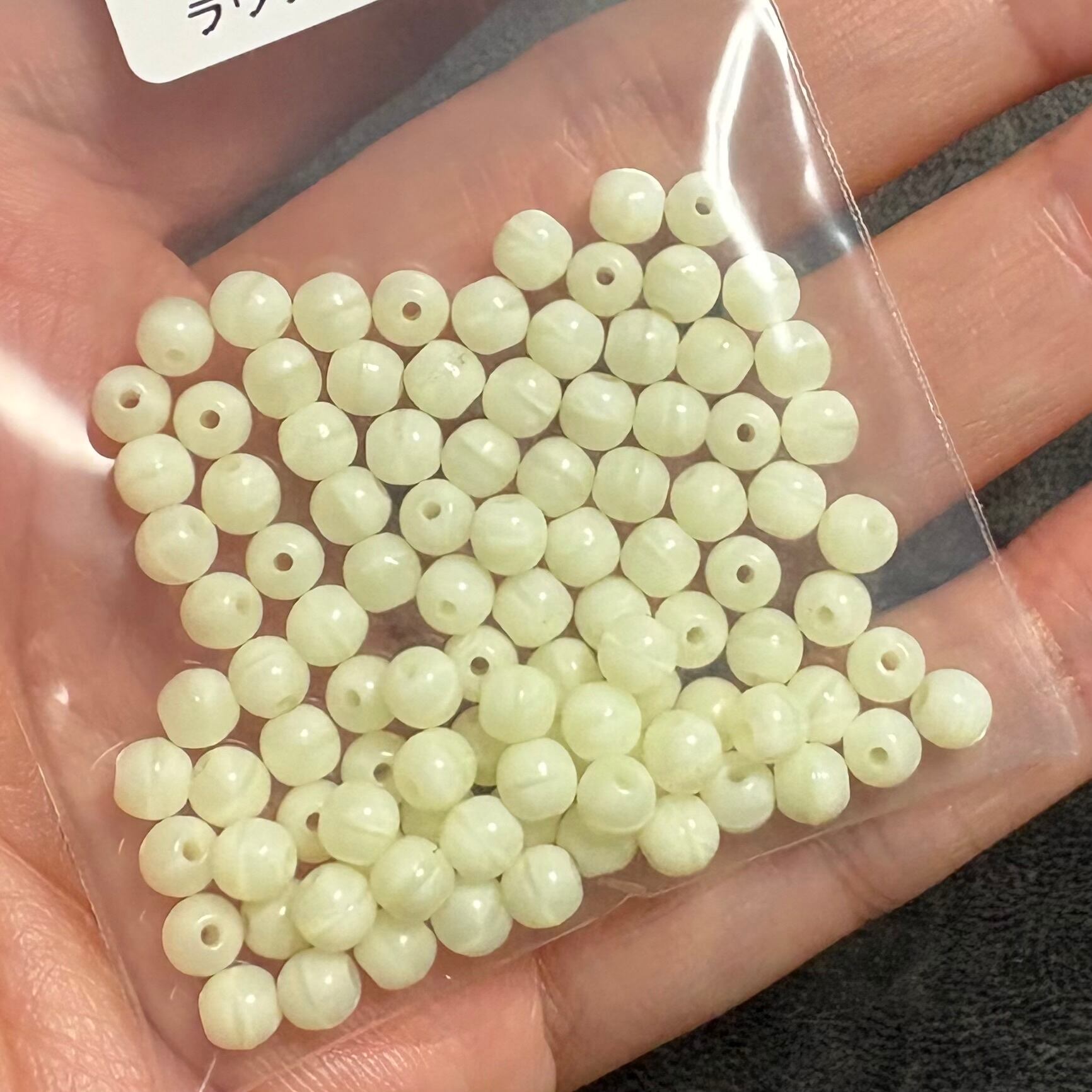 蛍光 ウランガラス ヴィンテージチェコビーズ ラウンド クリーム色 4mm