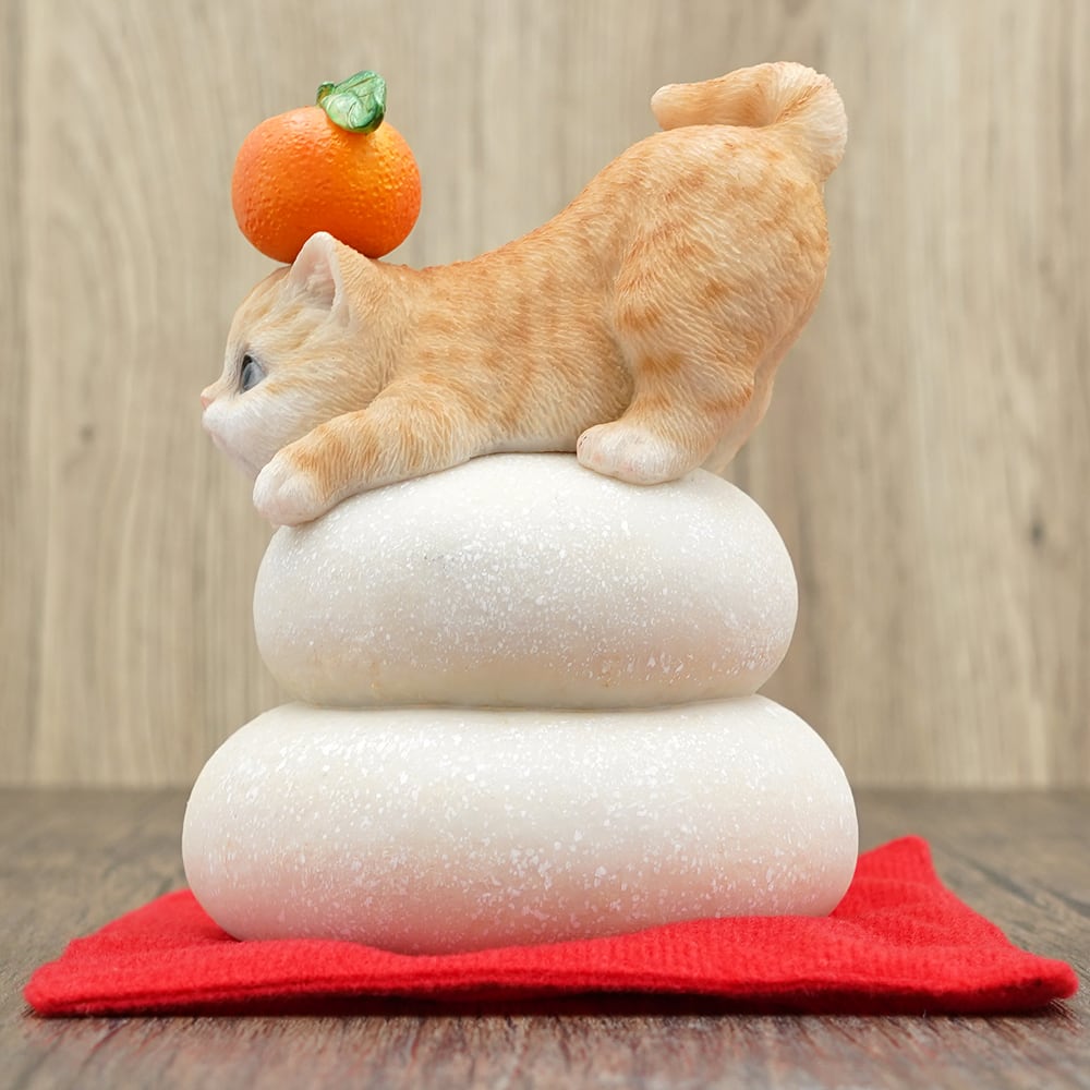 猫オブジェ(鏡餅飾り)茶トラ猫 | マスノヤ衣料品店・マスノヤ猫雑貨店