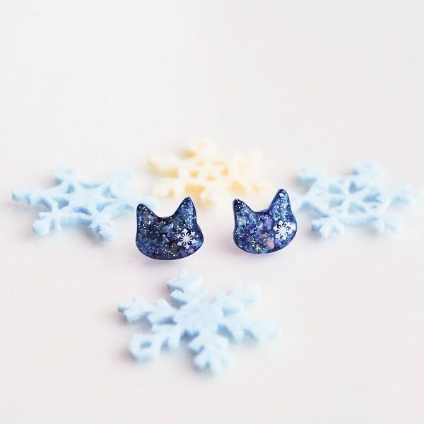 雪の結晶を閉じ込めた猫のピアス/イヤリング | 星猫工房