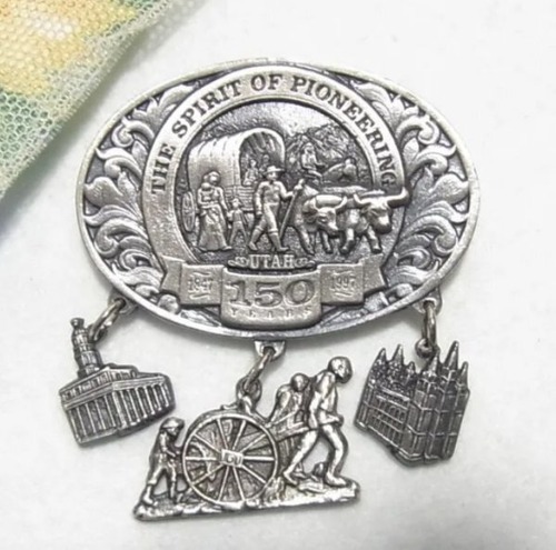 アメリカユタ州の開拓１５０周年ブローチ　アクセサリーのセール通販　11347B
