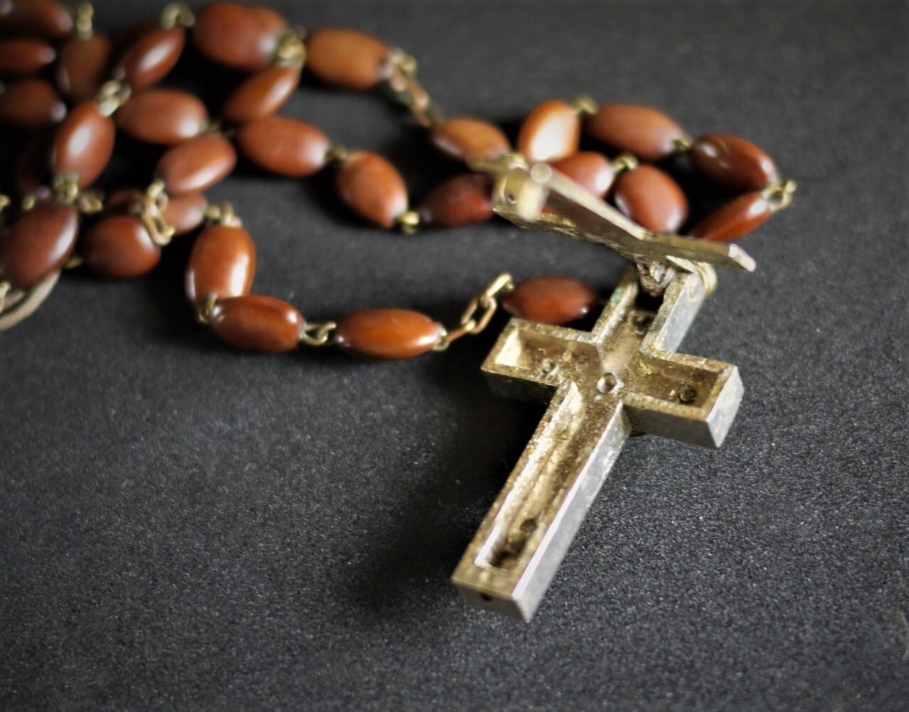 ロザリオ 木の実 ビーズ 秘密の十字架 | こりすのパン屋Base店 （世界