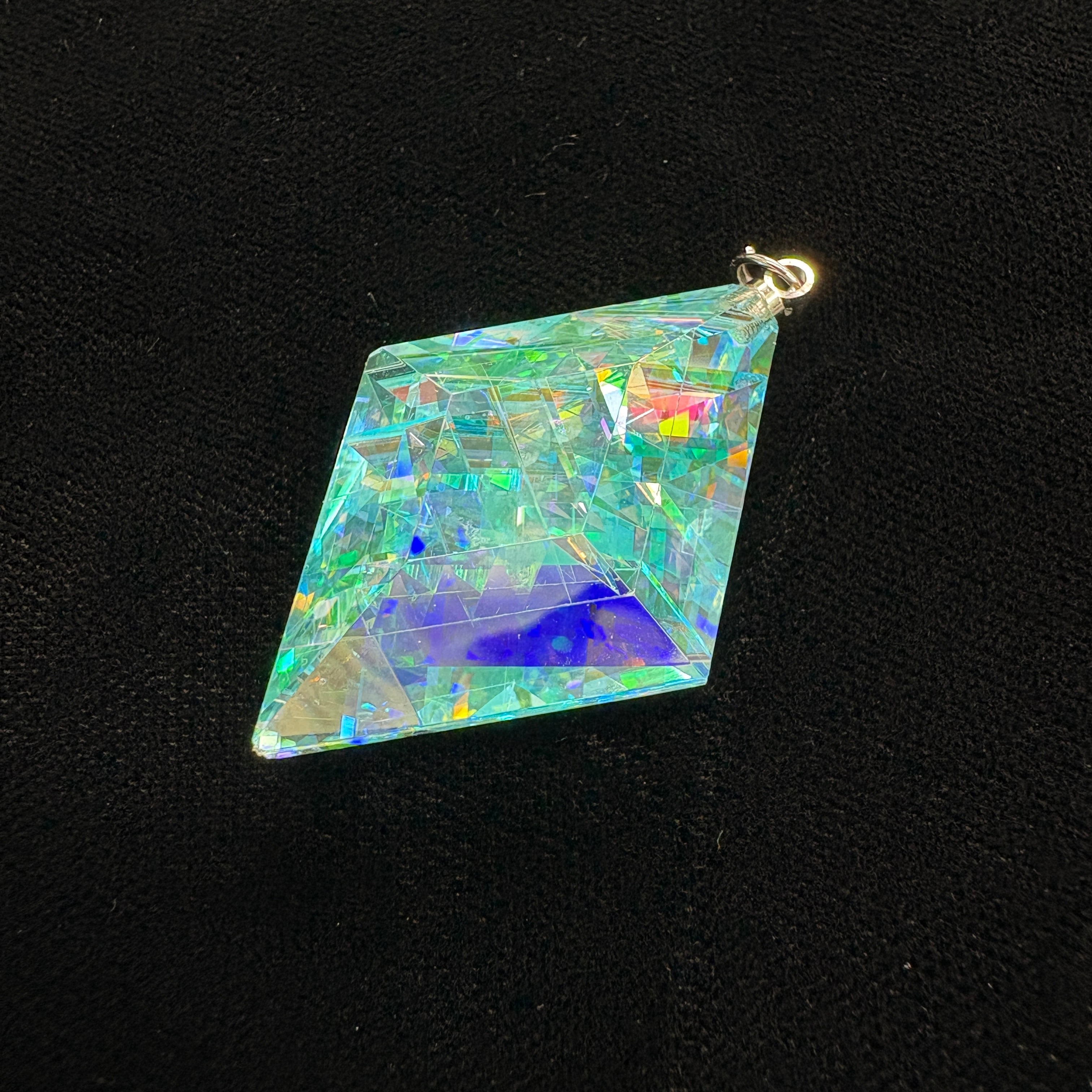 ムーンボウ(ひし形)モナジー工房/ガラスペンダント/アクセサリー ムーンボウ(ひし形)モナジー工房/ガラスペンダント/アクセサリー