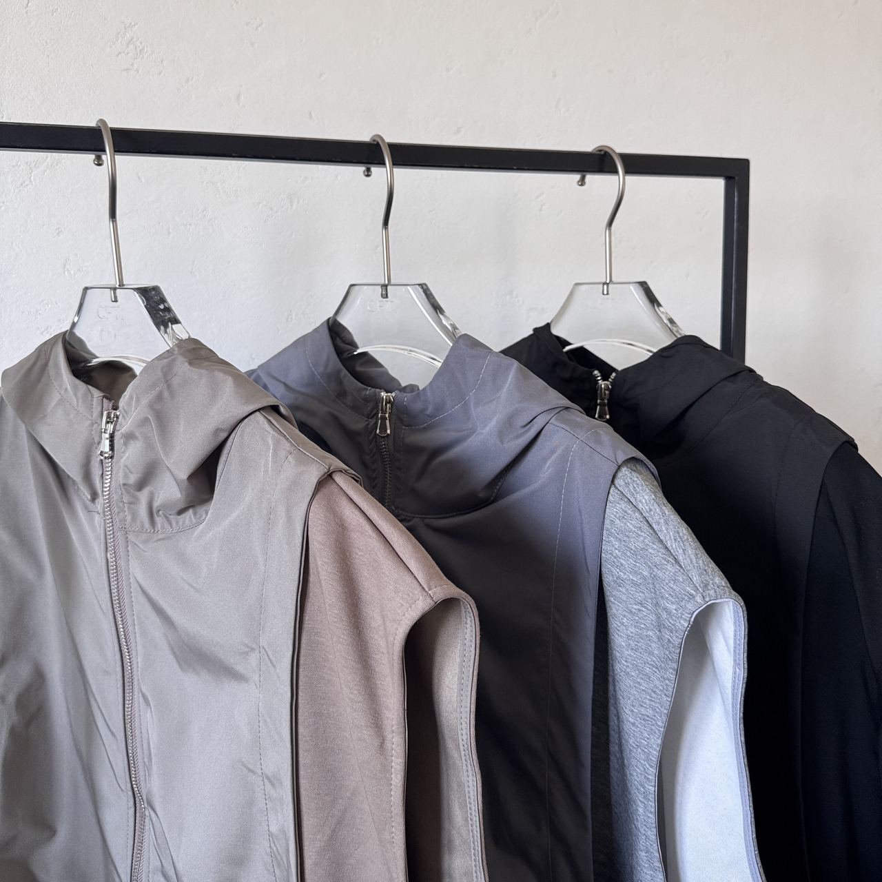 【受注予約:3月上旬入荷予定】異素材ドッキングフーディーvest/ブラック