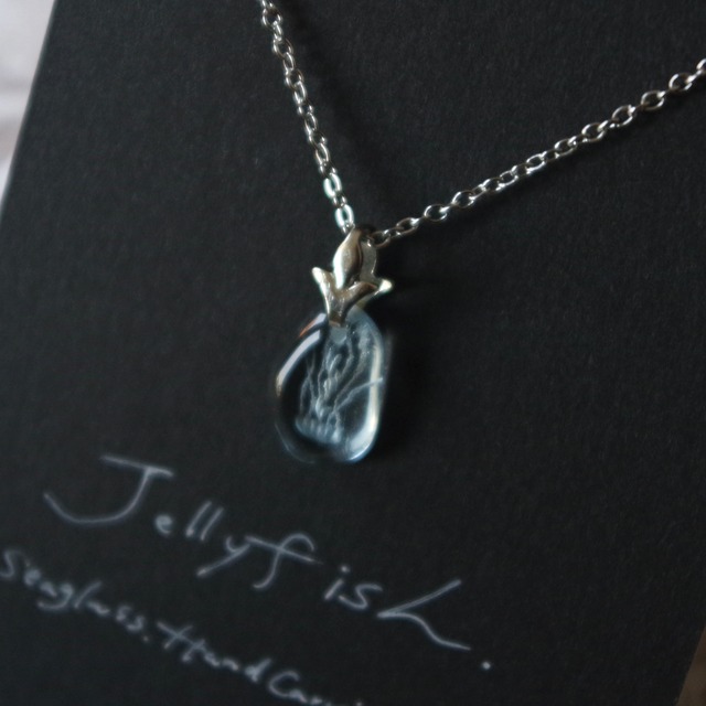 Jellyfish │ シーグラスインタリオのペンダント