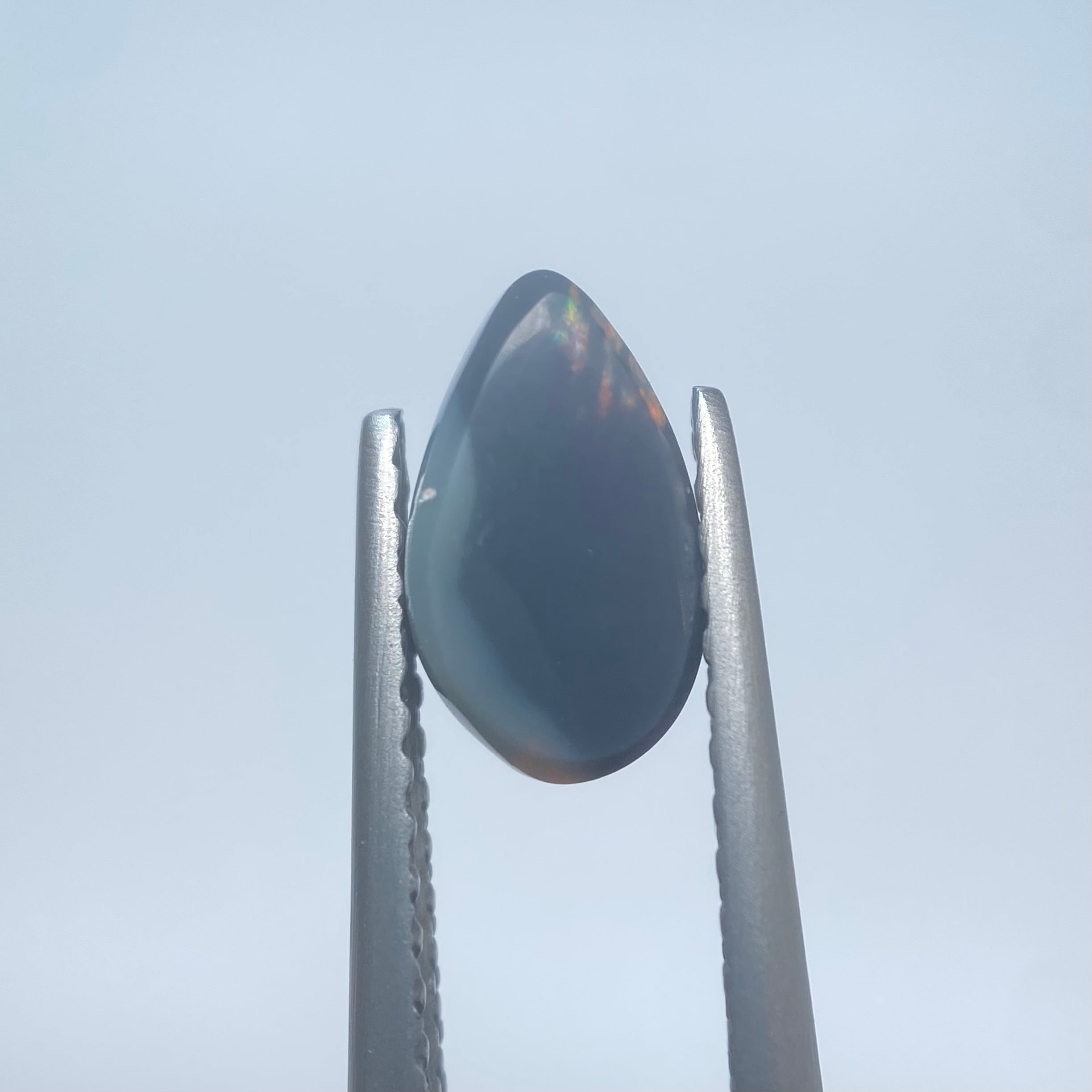 地球の美しい色を凝縮したようなブラックオパール