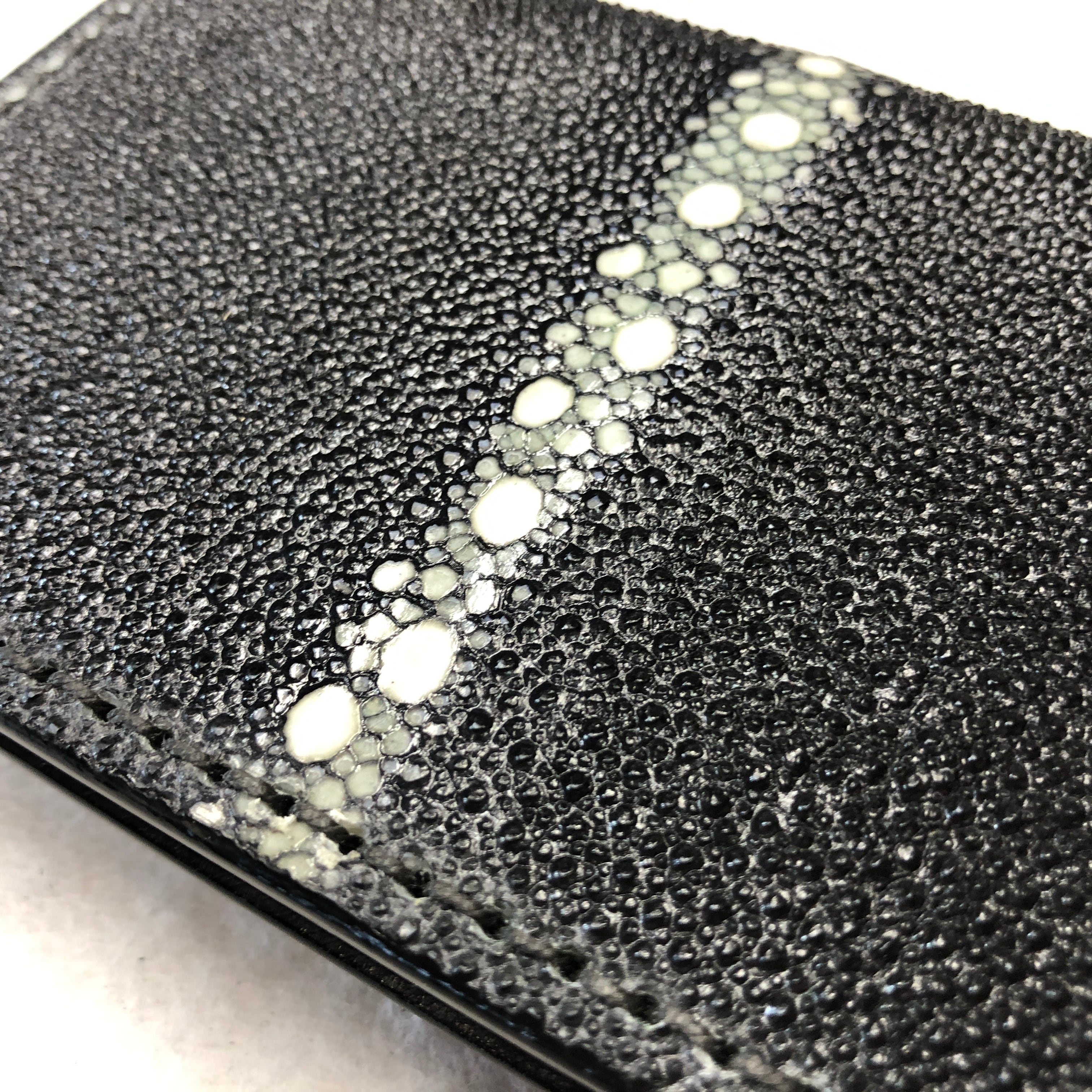 ST08 スティングレイ エイ革（ガルーシャ）2つ折り財布 ブラック（連石