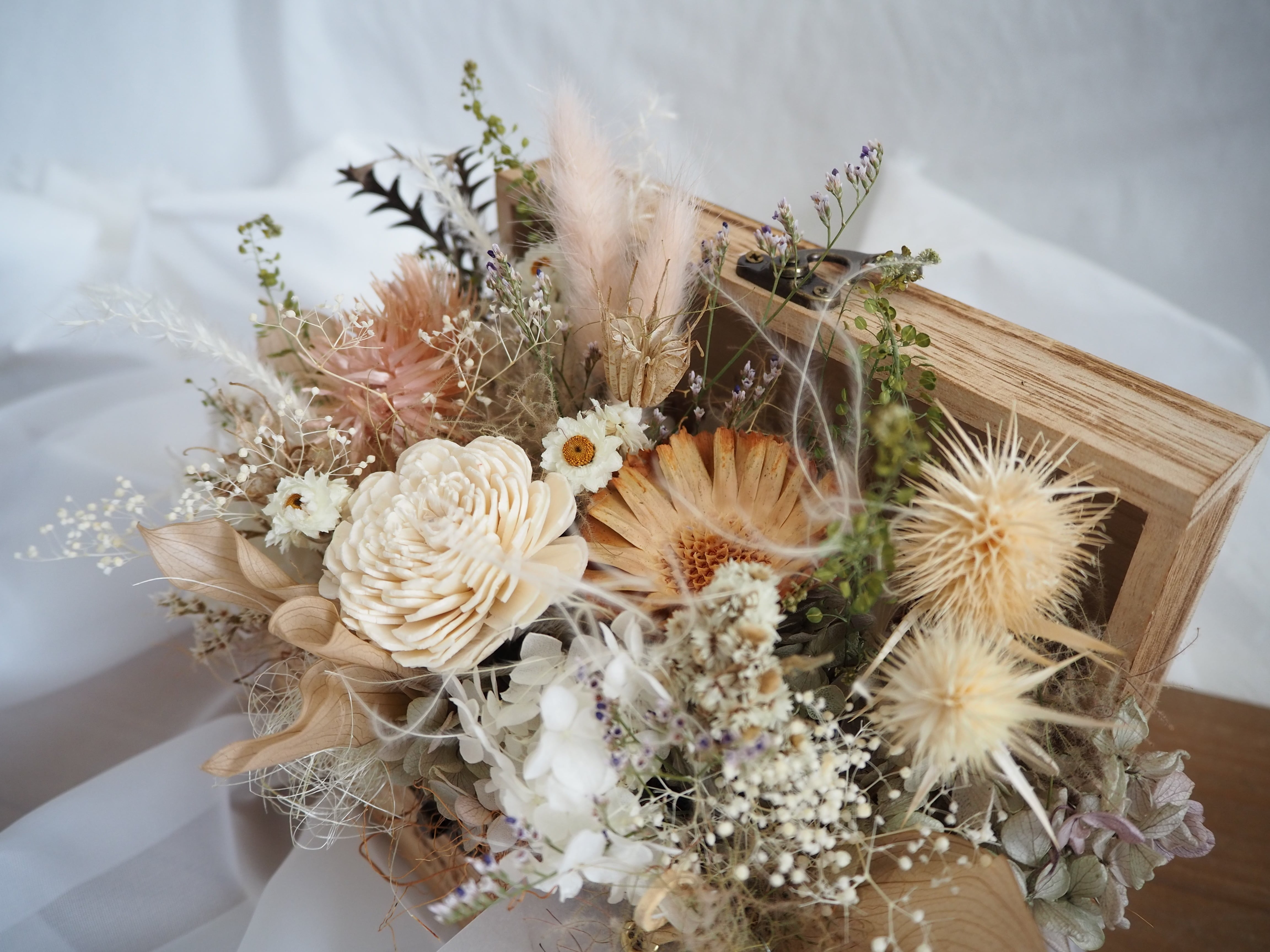 アンニュイ ラテカラーなドライフラワーアレンジ box arrangement