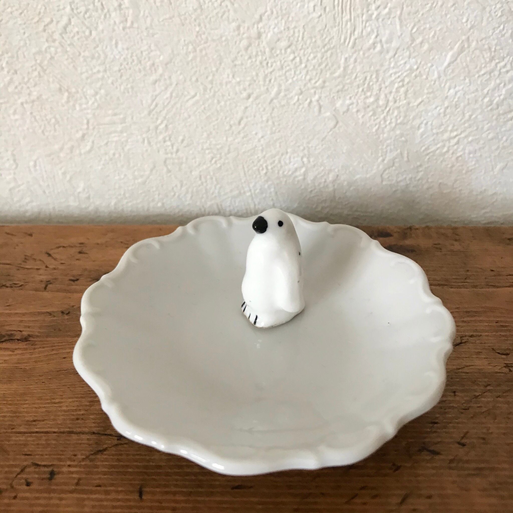 お皿とペンギン