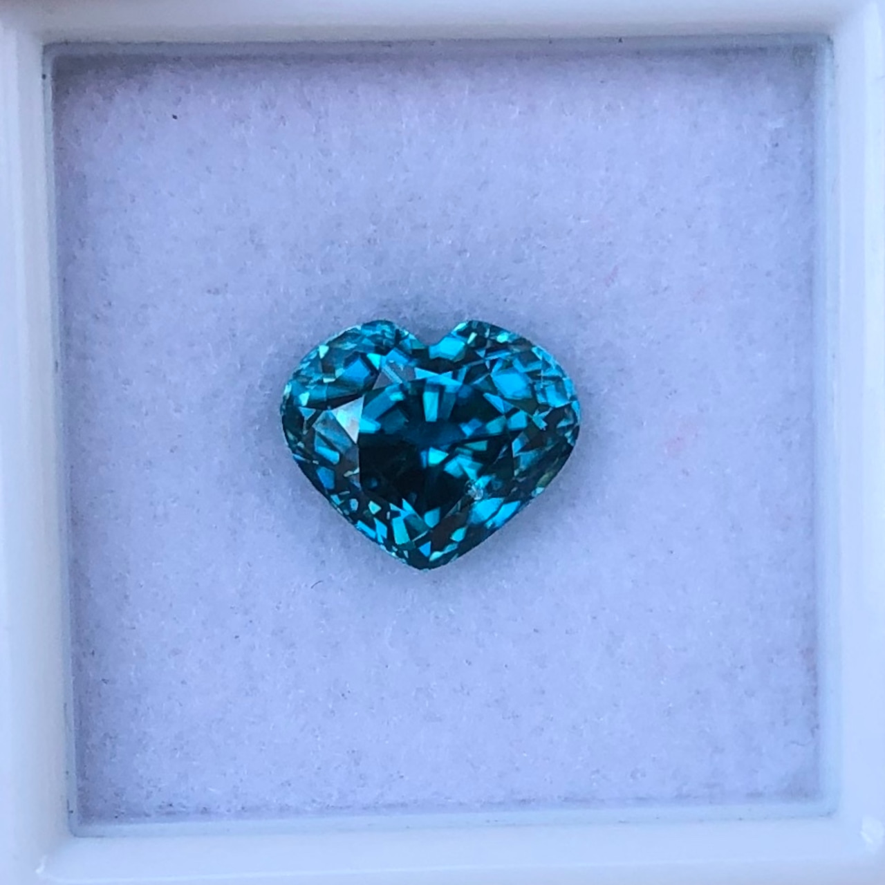 ブルージルコン ハートシェイプ 9.4x7.8mm, 4.42ct