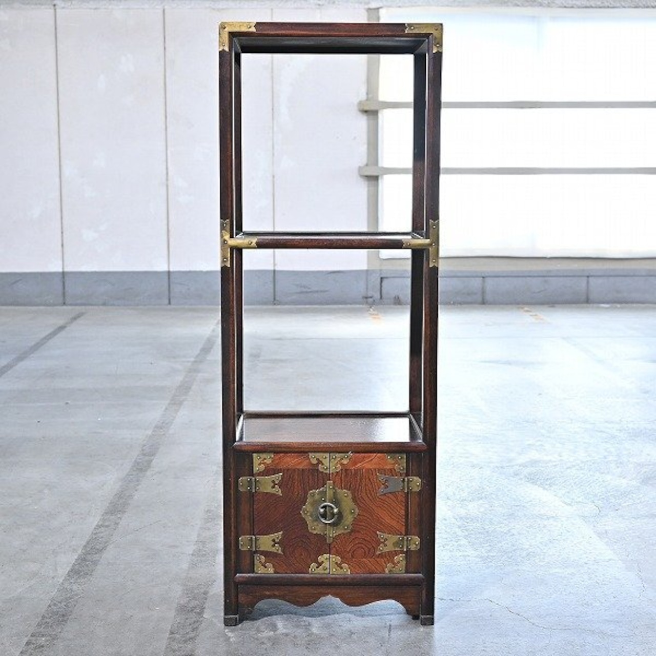 李朝家具 四方棚 ケヤキ材 欅 飾り 台 リビング 朝鮮 開き戸 キャビネット 電話 チェスト 本 ブックシェルフ 東洋