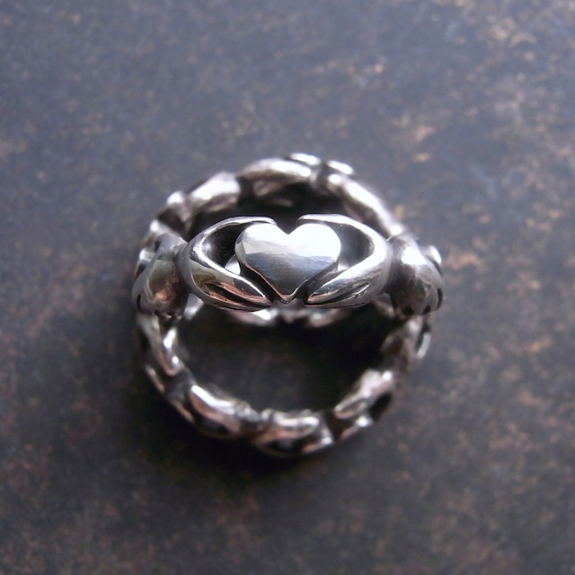 ハートを抱く手のリング・エタニティータイプ